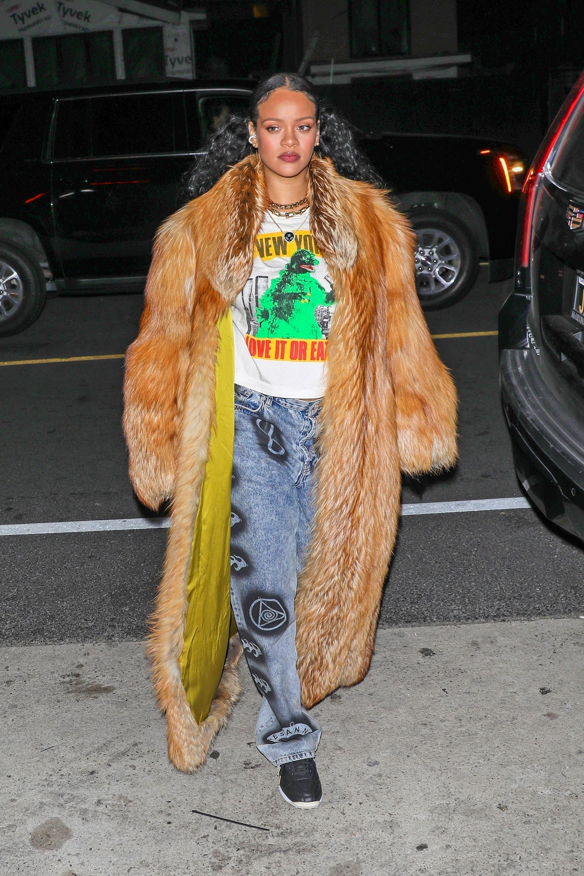 Rihanna fez sua primeira aparição pública depois de anunciar sua gravidez no show do Super Bowl.  A cantora, que espera o segundo filho com ASAP Rocky, foi jantar em um restaurante exclusivo de Santa Mônica.  Para isso, ele vestiu uma calça jeans com detalhes em preto, uma camisa estampada e um casaco de couro sintético
