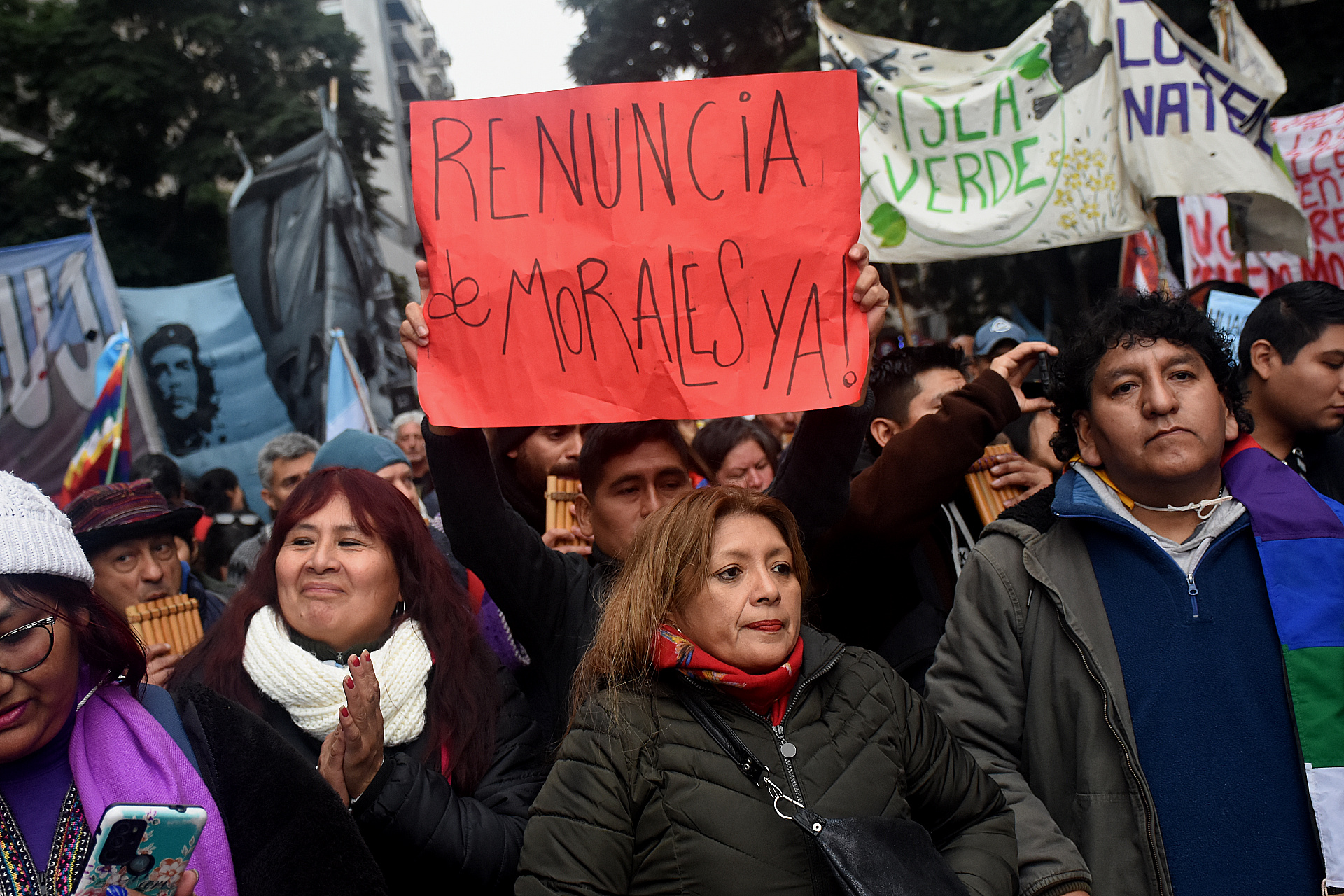 Sindicatos y organizaciones sociales marcharon ayer hasta la Casa de Jujuy, en la Ciudad de Buenos Aires. (Nicolas Stulberg)