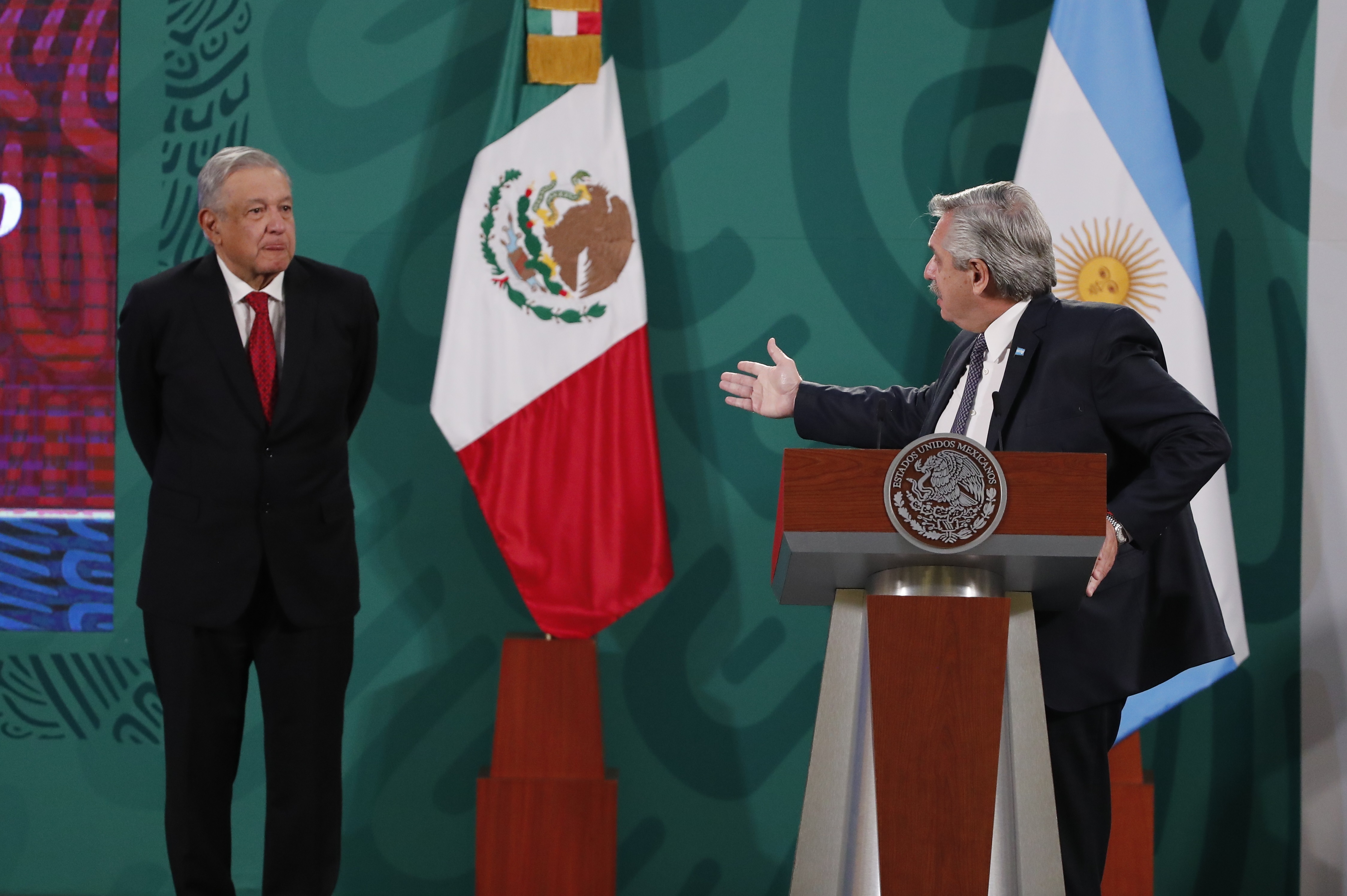 El presidente de Argentina Alberto Fernández habla en la conferencia matutina, en la Ciudad de México el 23 de febrero de 2021.