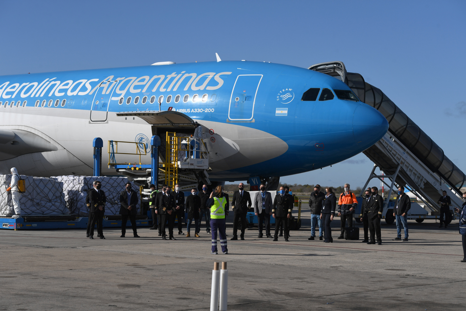 El cargamento llegó en un vuelo especial de Aerolíneas Argentinas en el marco del programa Argentina Nos Necesita, una iniciativa articulada entre el Ministerio de Salud y diversas empresas del sector privado