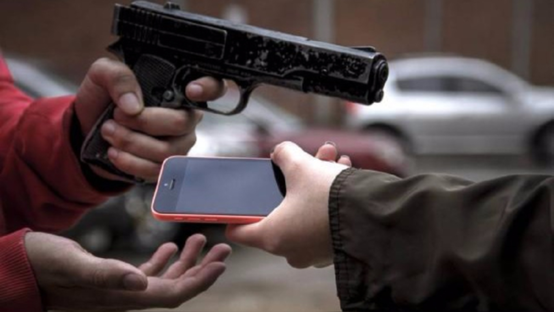 Hombre roba un celular a mano armada