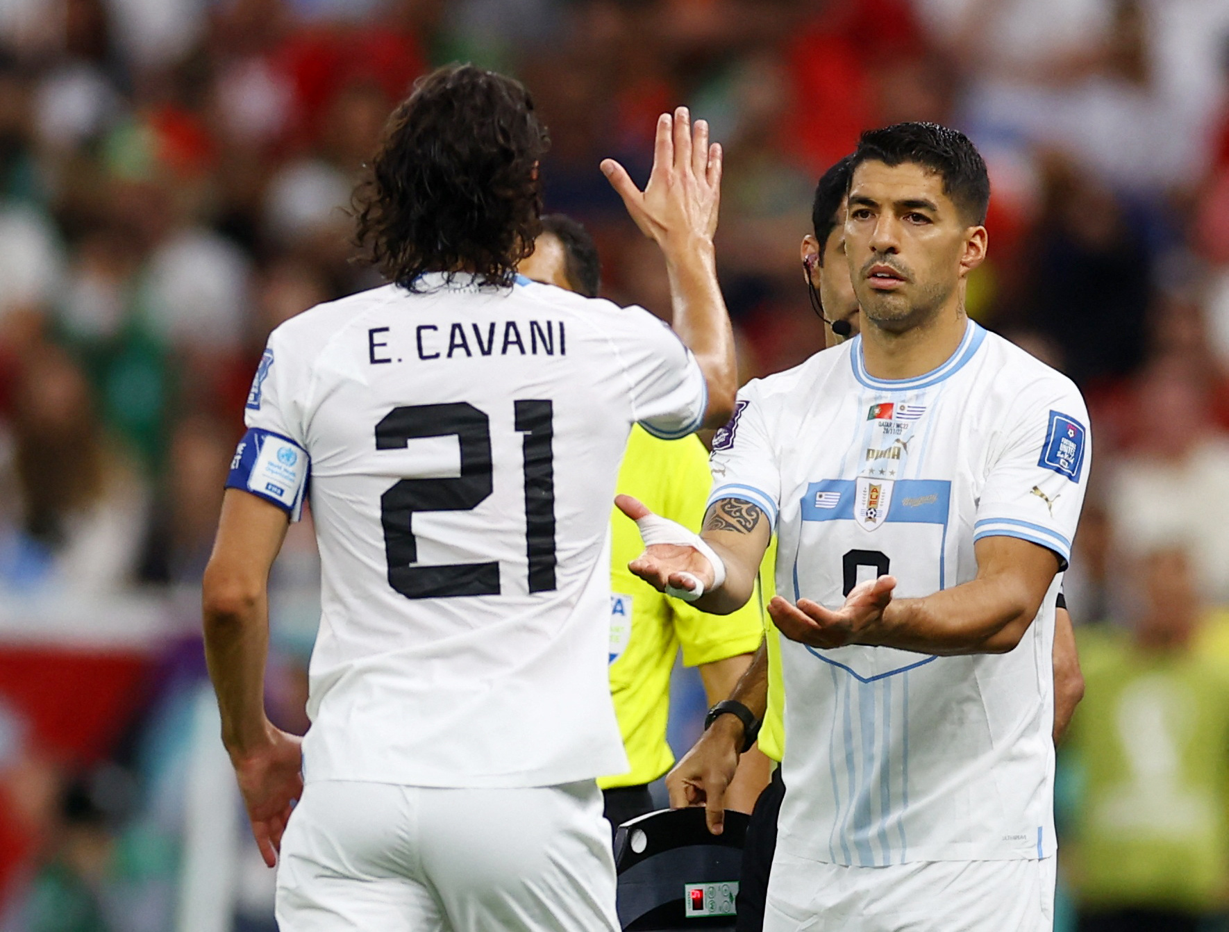 Luis Suárez entra em campo para substituir Edinson Cavani. REUTERS/Kai Pfaffenbach