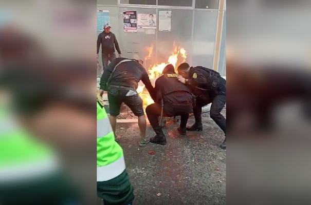En enfrentamiento de barras, vándalos incendiaron motocicleta.