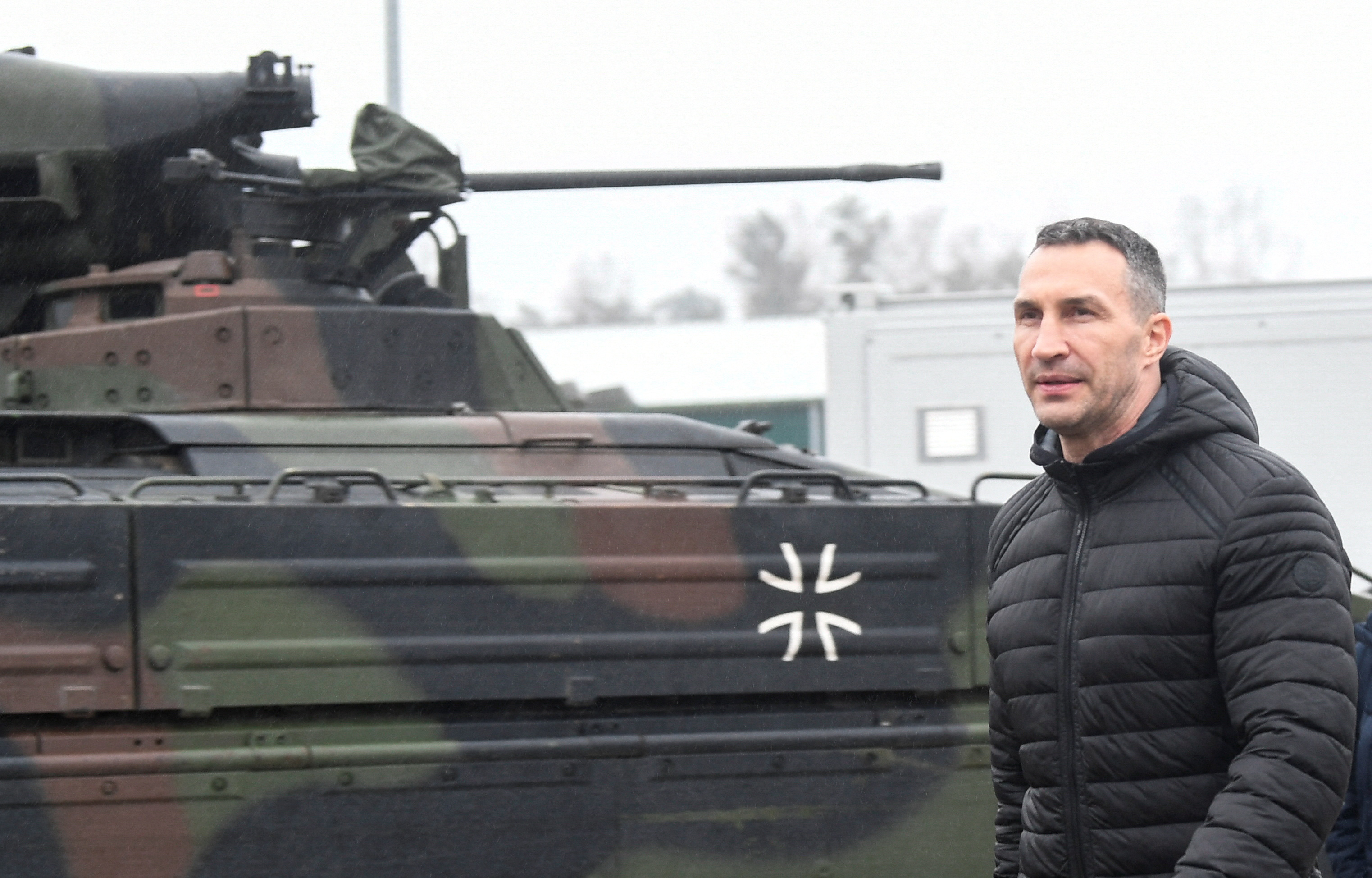 El ex boxeador profesional Vitali Klitschko visita un lugar donde los soldados ucranianos están siendo entrenados en tanques Leopard, en la base Bundeswehr del ejército alemán en Munster, Alemania, el 20 de febrero de 2023 (REUTERS/Fabian Bimmer)