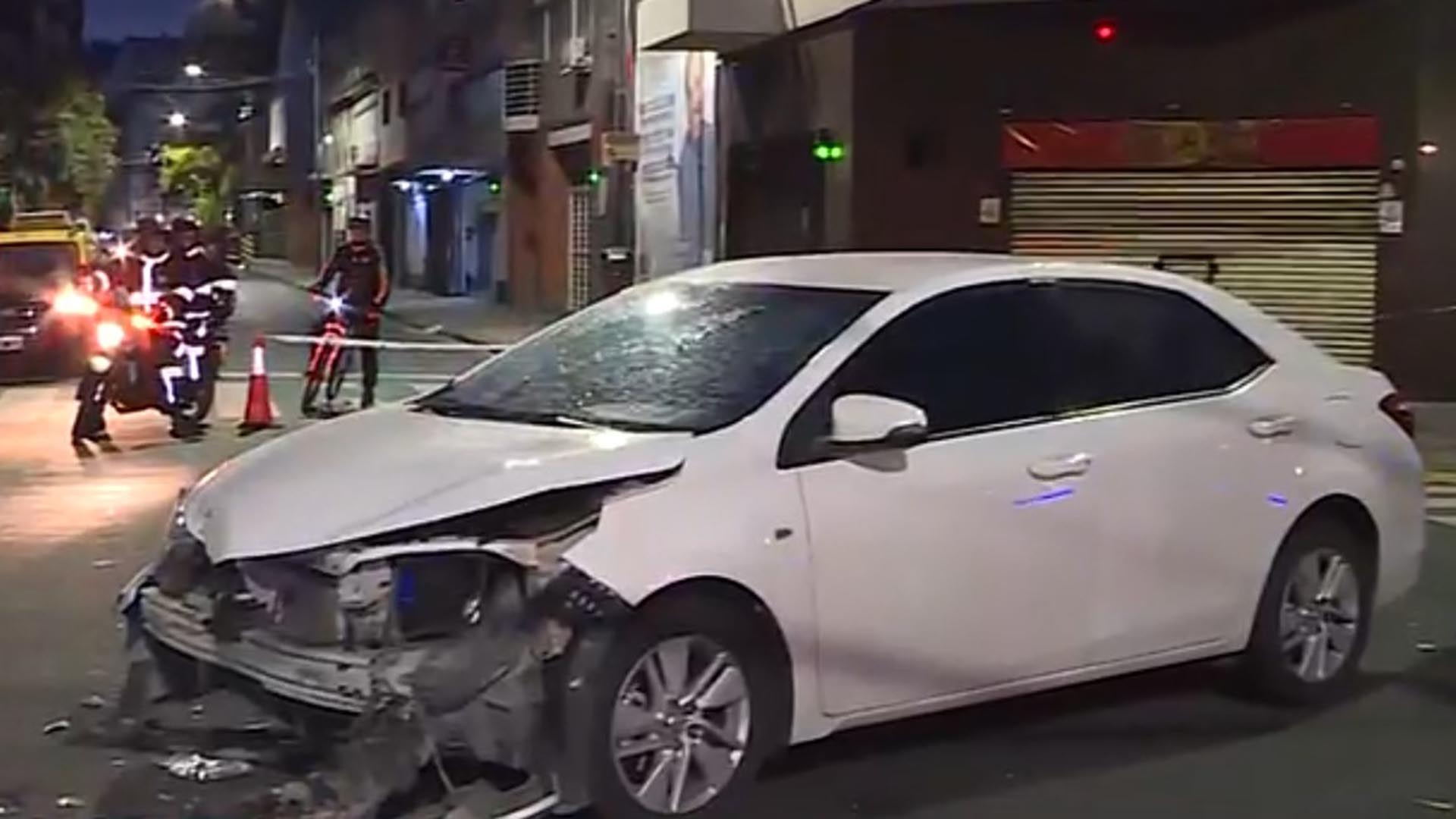 Fuerte choque entre dos autos en el barrio porteño de Almagro: uno de los conductores habría cruzado en rojo