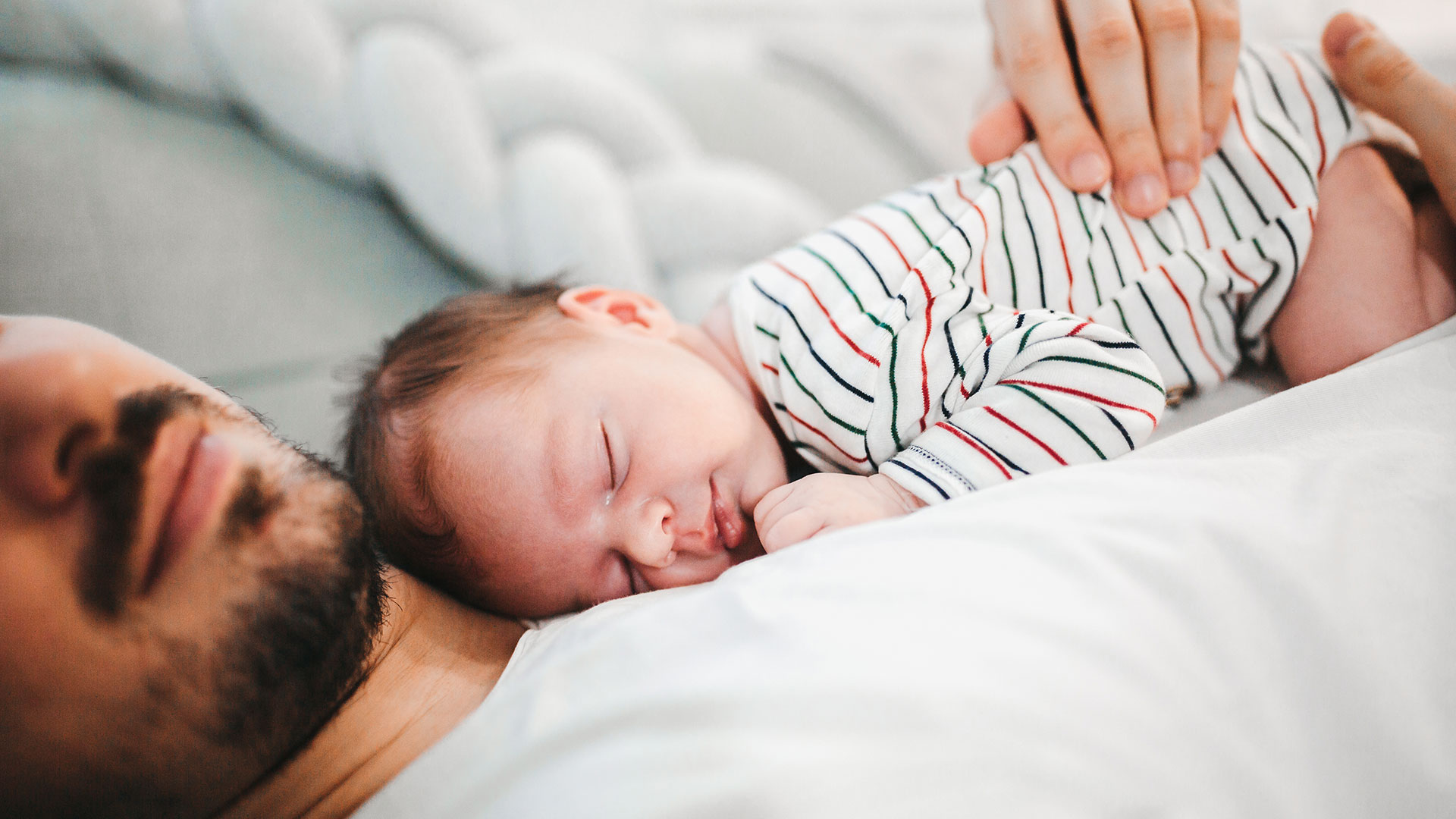 “Descansar con un bebé en un sofá, sillón o cojín y quedarse dormido aumenta el riesgo de muerte infantil en un 67%” (Getty)