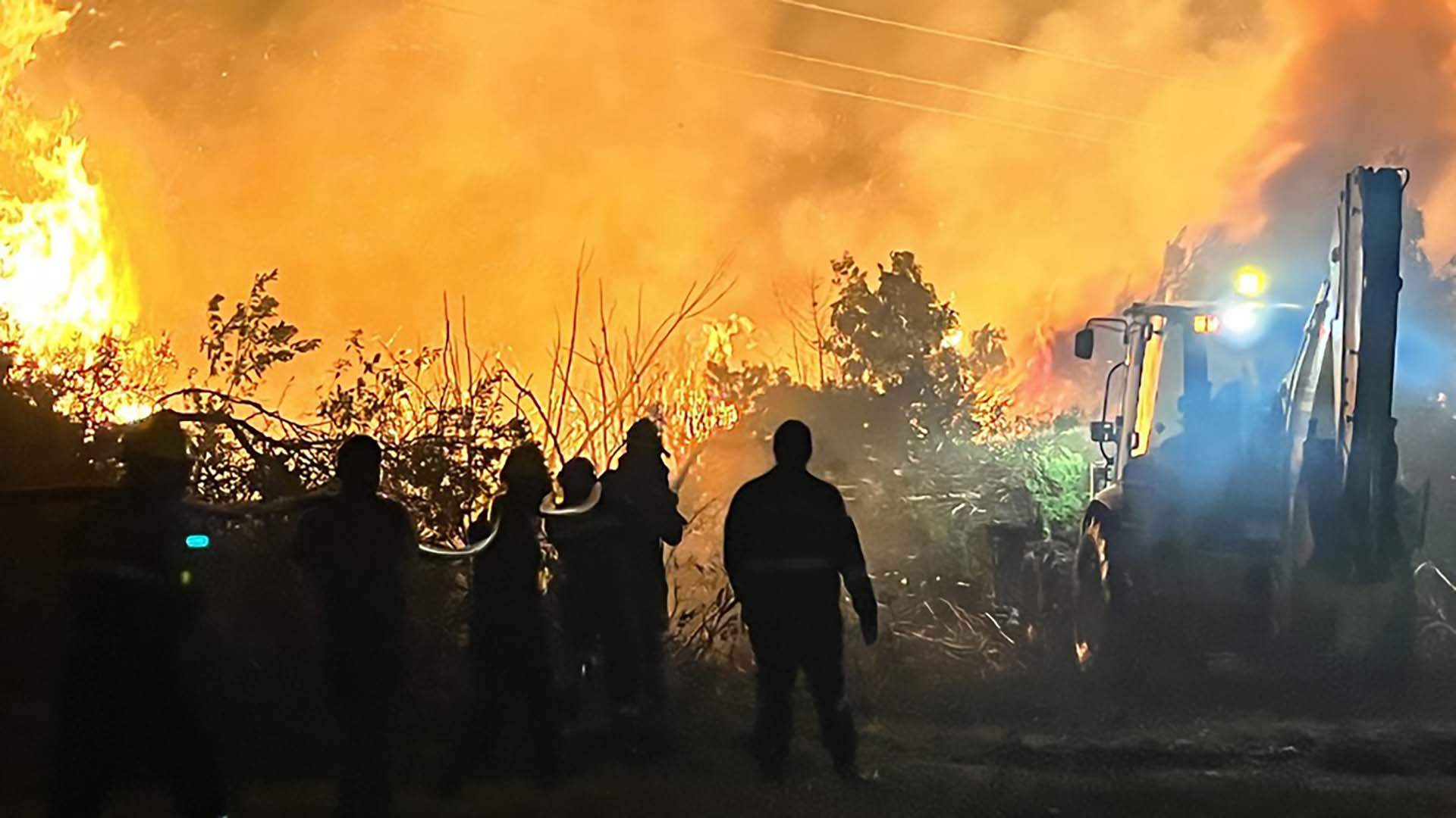 Sobre las 4:17 de la madrugada, Bomberos aseguró que el incendio era “imparable” por el viento que se registraba y la gran cantidad de vegetación.

Foto: Celso Cuadro.
