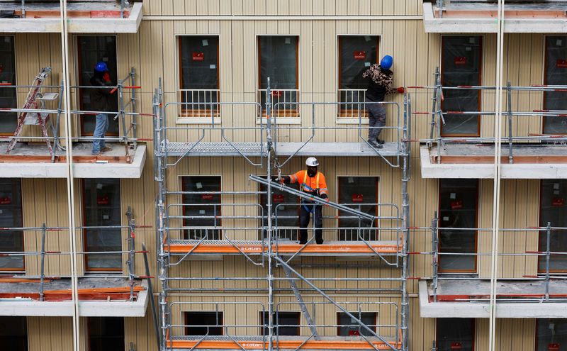 FOTO DE ARCHIVO. Obreros trabajan en las obras de construcción de la villa olímpica de los Juegos Olímpicos de 2024, en Saint-Ouen, cerca de París, Francia. 24 de marzo de 2023. REUTERS/Christian Hartmann