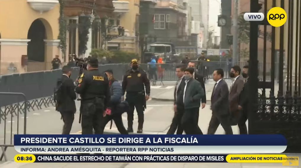 Pedro Castillo camina hacia la sede del Ministerio Público para ser interrogado por la Fiscal Patricia Benavides