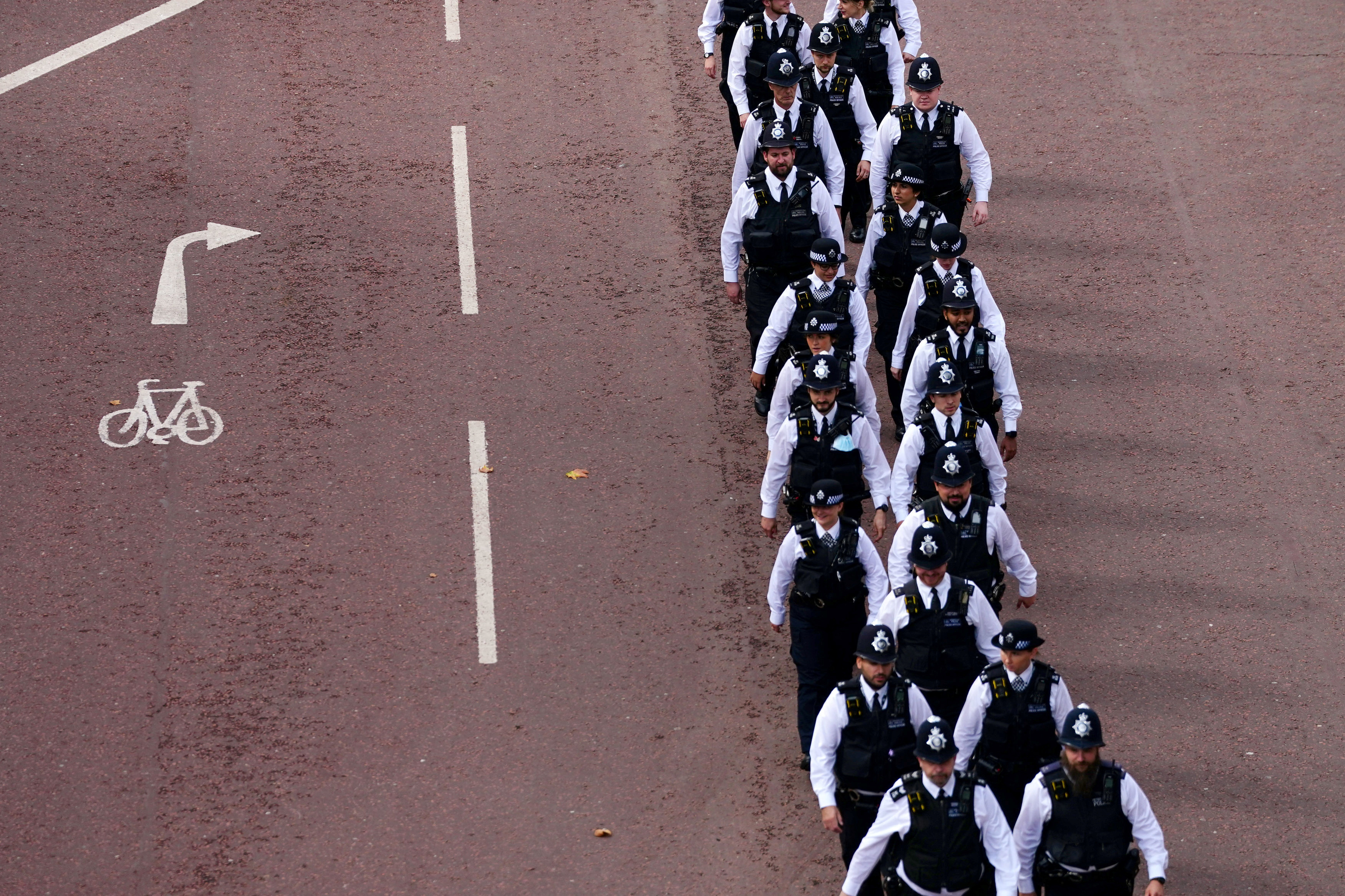 Los oficiales de la Policía Metropolitana toman posiciones a lo largo de The Mall antes de la procesión ceremonial del ataúd de la Reina Isabel II desde el Palacio de Buckingham hasta Westminster Hall, Londres