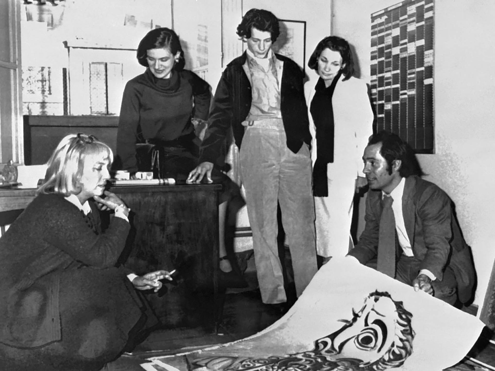 Foto de 1976 en Marsella. De izquierda a derecha: Maya Widmaier-Picasso, Paloma Picasso, Bernard Ruiz-Picasso, Christine Ruiz-Picasso y Claude Picasso identifican los lienzos robados y recuperados (AFP)
