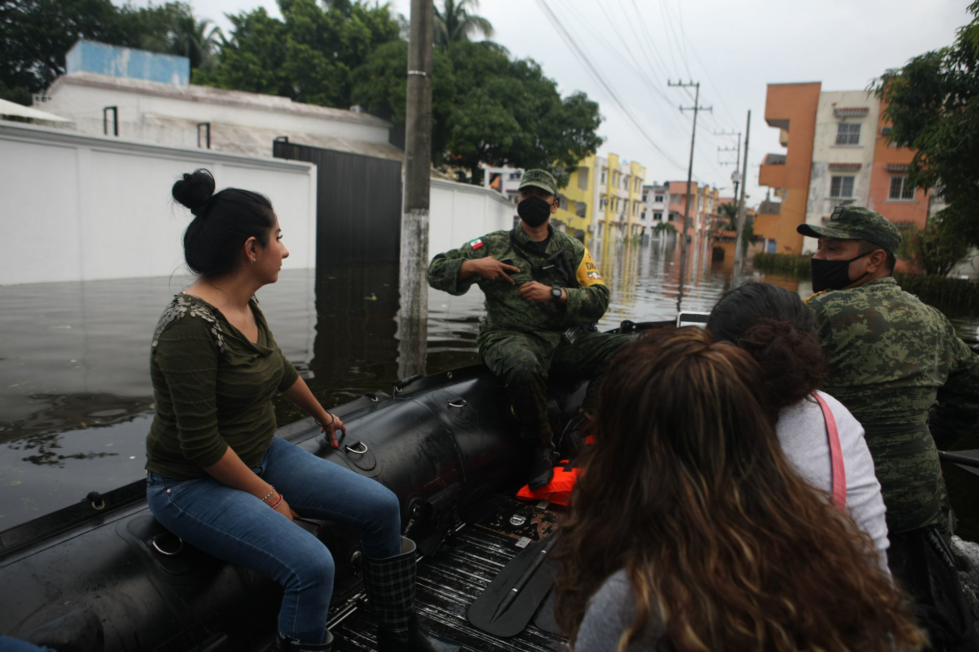 Soldados de la compañía Buzos de Combate de Fuerzas Especiales de la SEDENA ayudan a la población de las rancherías Ixtacomitan, Río Viejo y Boqueron, las cuales están inundadas debido a las lluvias de los últimos días.