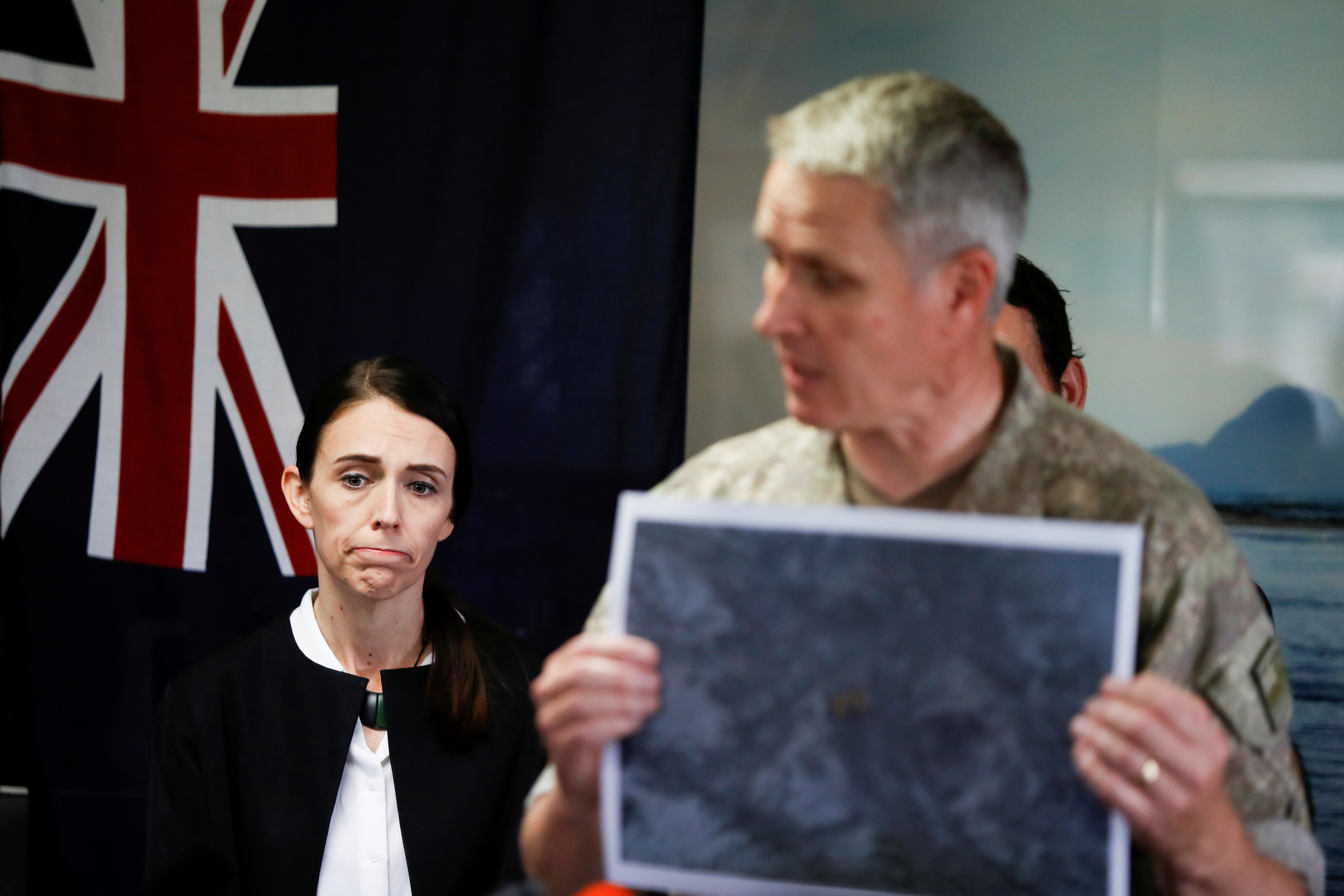 Ardern observa una presentación a los medios de comunicación tras la erupción del volcán Whakaari, en Whakatane, Nueva Zelanda, el 13 de diciembre de 2019 (REUTERS/Jorge Silva)