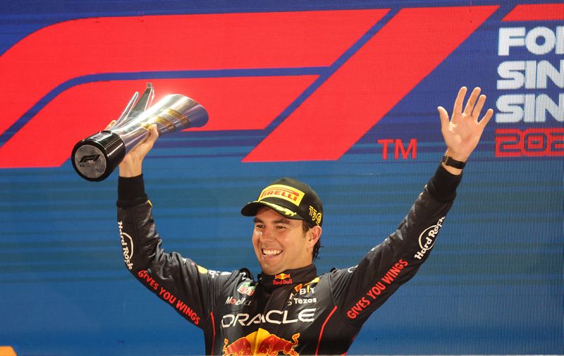 "Checo" Pérez alza el trofeo de campeón tras ganar el Gran Premio de Singapur. Circuito Marina Bay, Singapur. 2 de octubre de 2022. (foto: REUTERS/Edgar Su)
