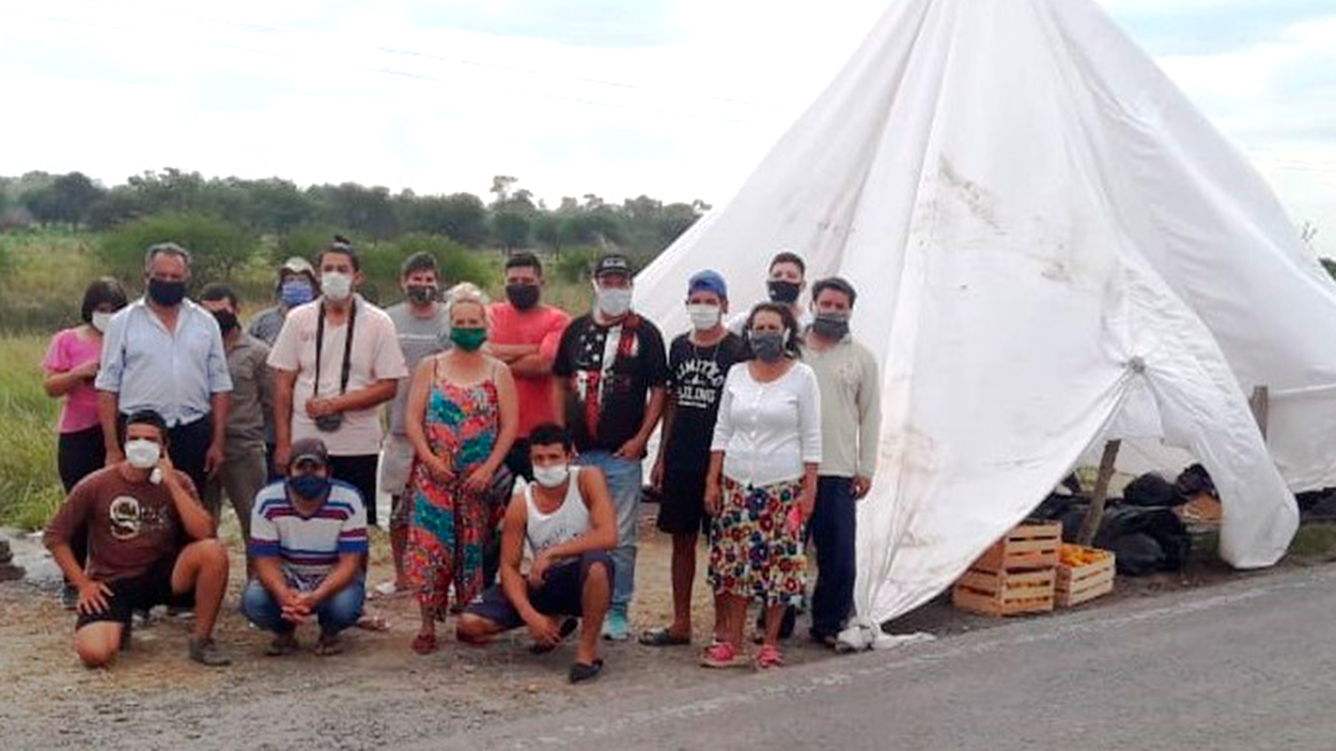 Parte de los ciudadanos de Formosa varados en Chaco (@NaineckPrensa)