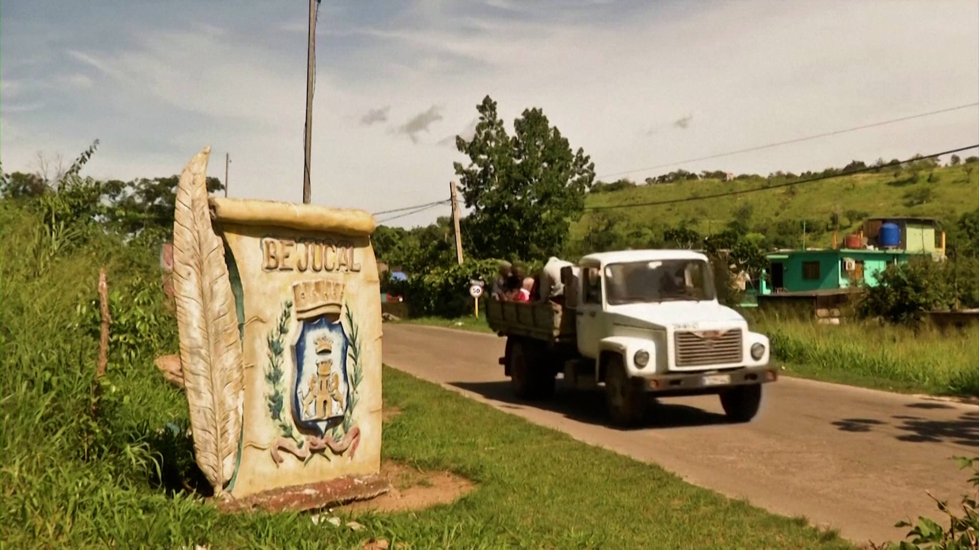 Un cartel que indica el nombre del pueblo: Bejucal 