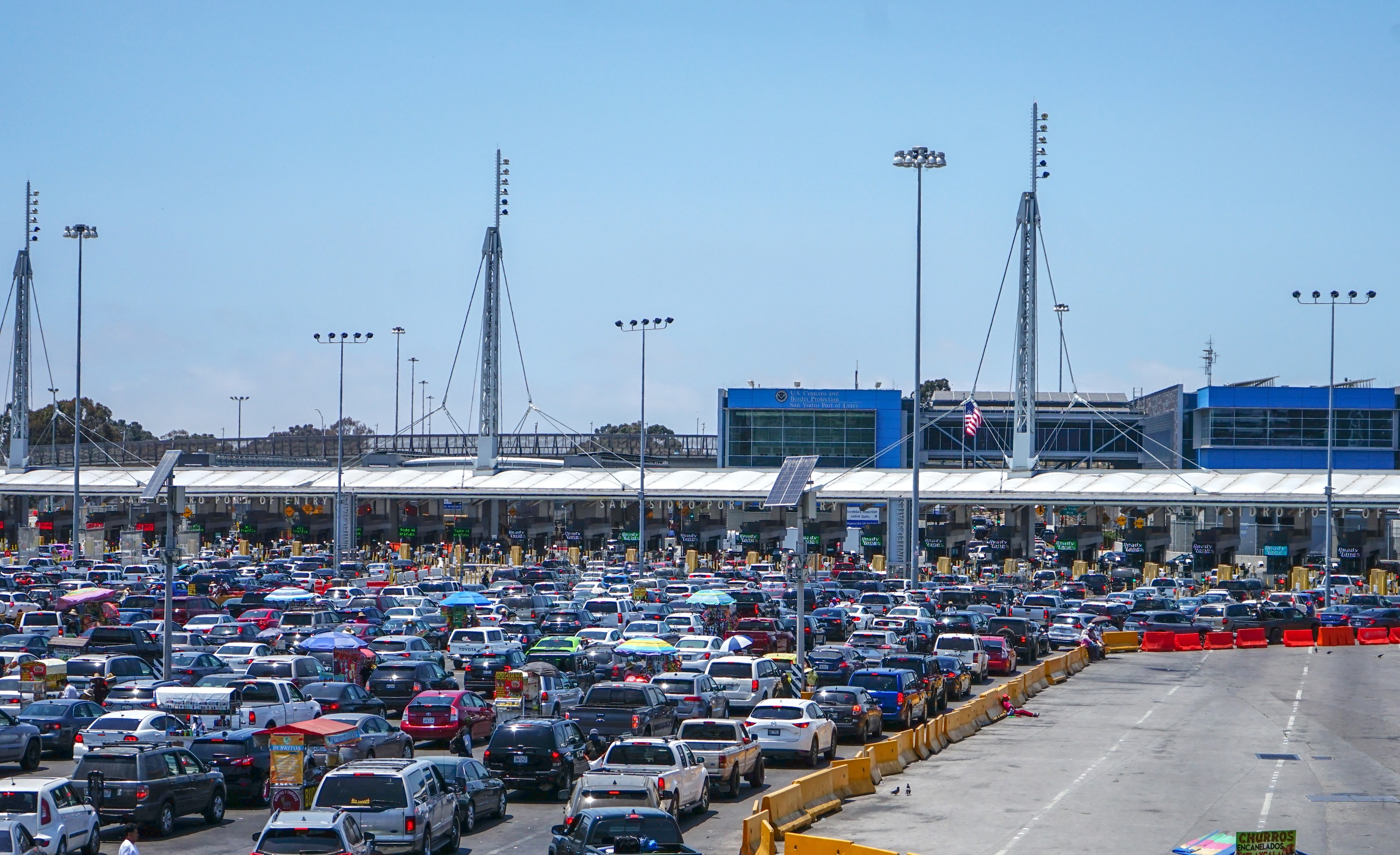 Cientos de vehículos cruzan a Estados Unidos por la garita de San Ysidro  (EFE/Joebeth Terriquez)
