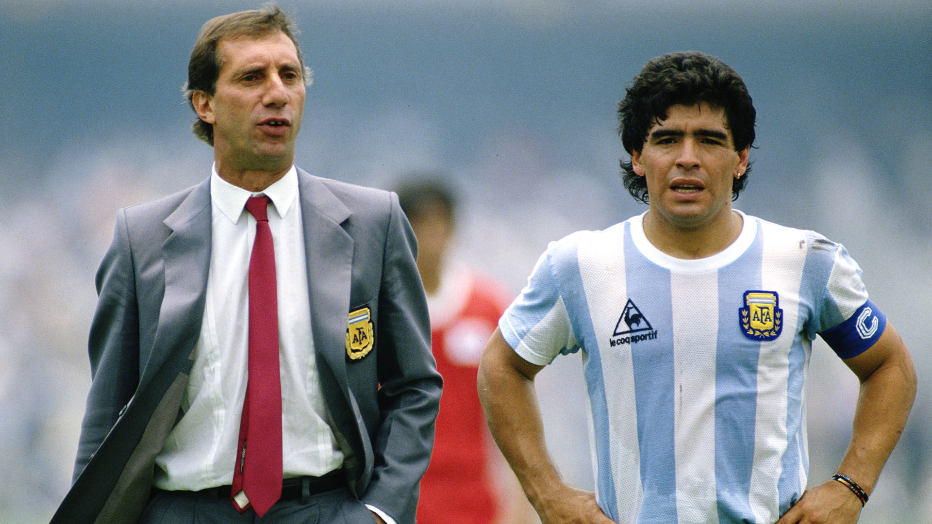 Lo primero que hizo Bilardo al asumir como técnico de la selección argentina fue darle la capitanía a Maradona 