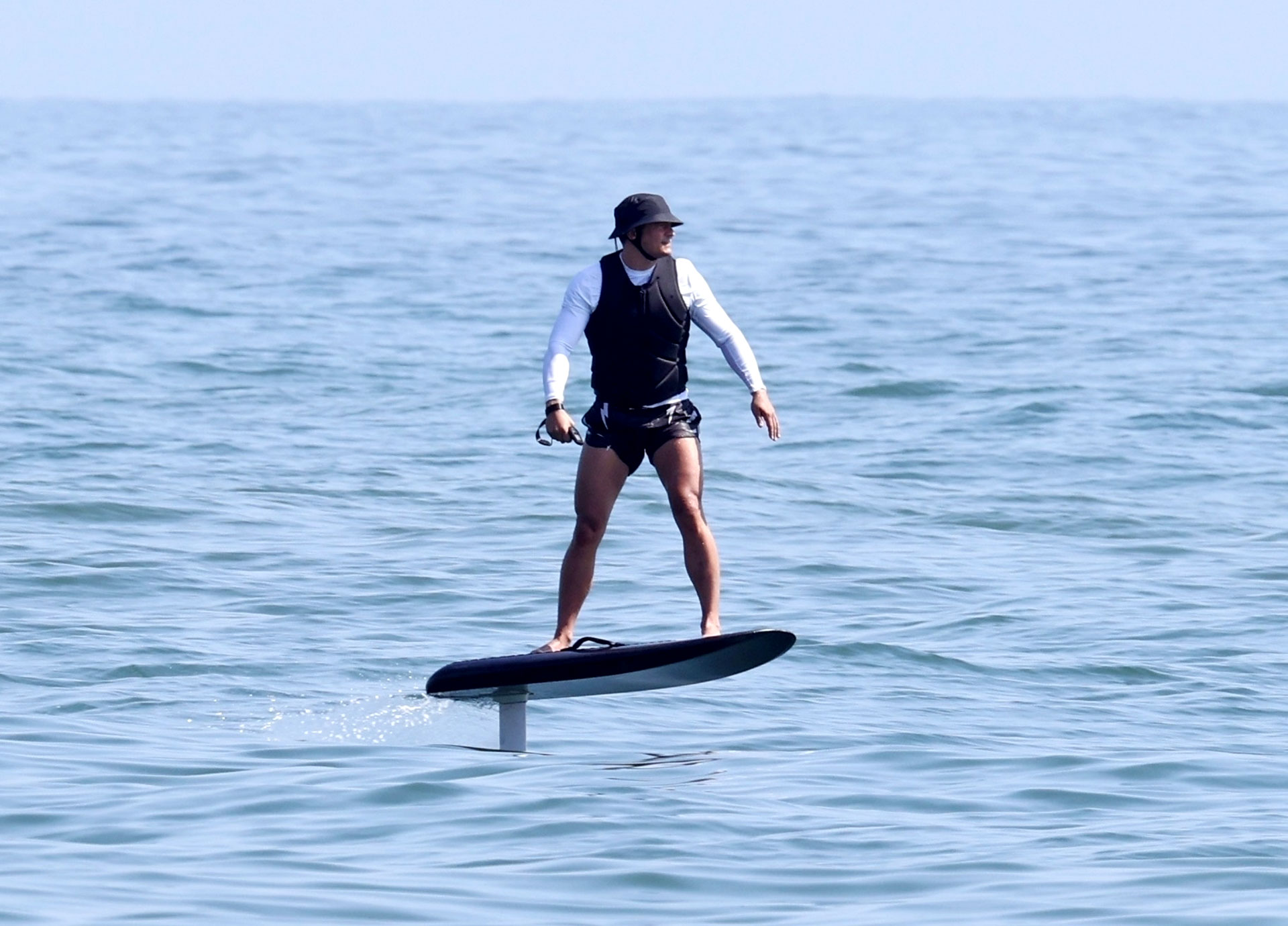 Amante de los deportes acuáticos, Orlando Bloom aprovechó para surfear en la playa de Santa Bárbara. El actor disfrutó de un día de relax, tras haber sido papá de Daisy Dove Bloom, su primera hija con Katy Perry (Foto: Backgrid / The Grosby Group)