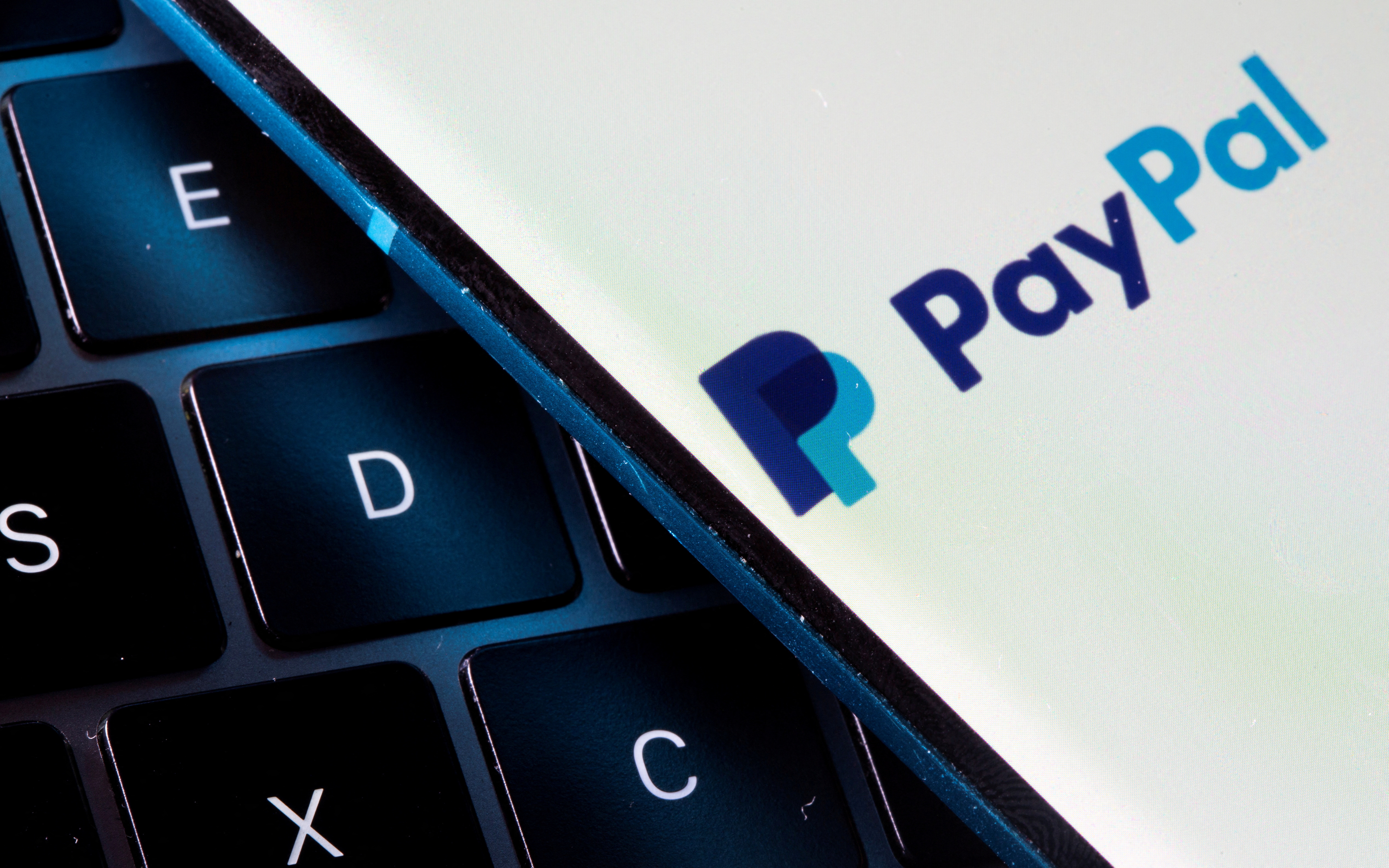 Paypal que es un servicio financiero internacional de pagos online que permite a sus usuarios comprar productos. REUTERS/Dado Ruvic/Illustration/File Photo