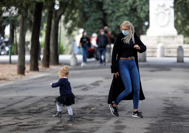 Una mujer juega con una niña en Roma 13/10/2020 REUTERS/Yara Nardi