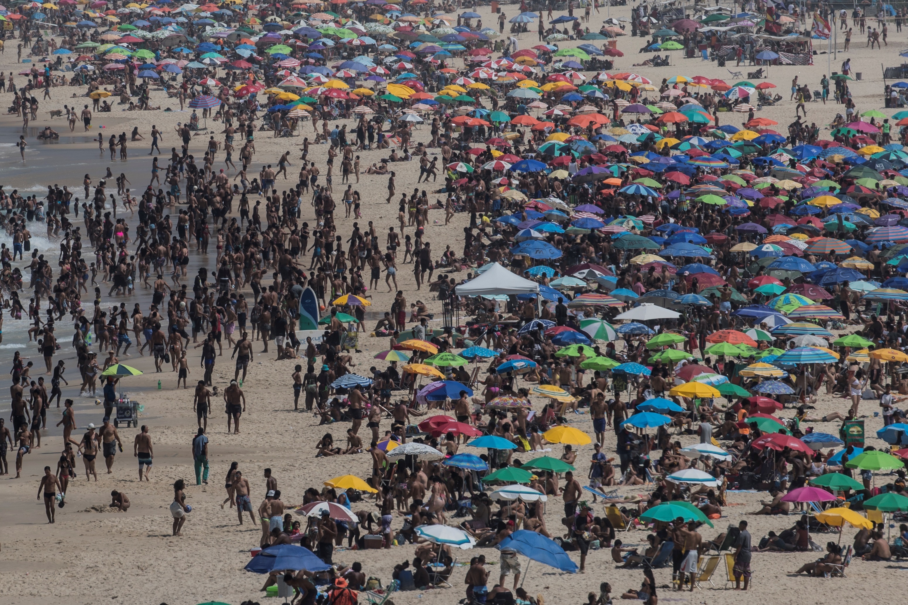 Visitantes disfrutan de la playa de Ipanema en Río de Janeiro el 16 de septiembre (EFE/ Antonio Lacerda/Archivo)