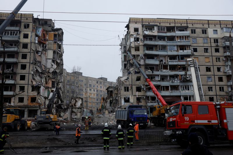 Personal de emergencia trabaja en el lugar donde un bloque de apartamentos resultó gravemente dañado por un ataque con misiles rusos, en medio del ataque de Rusia a Ucrania, en Dniéper