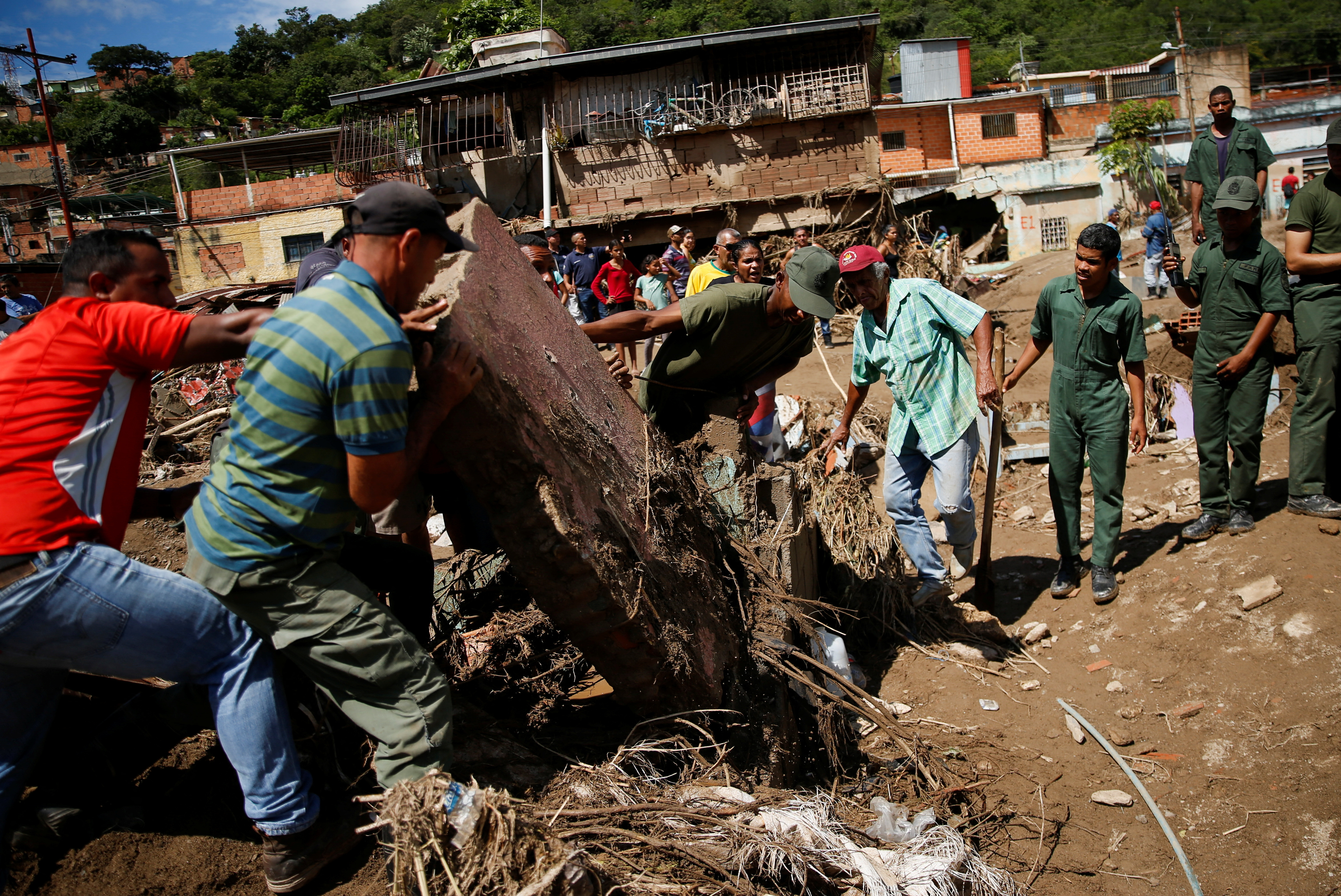 Los miembros de rescate trabajan después de un deslizamiento de tierra debido a las fuertes lluvias, en Las Tejerias, estado de Aragua, Venezuela, 10 de octubre de 2022 (REUTERS/Leonardo Fernandez Viloria)