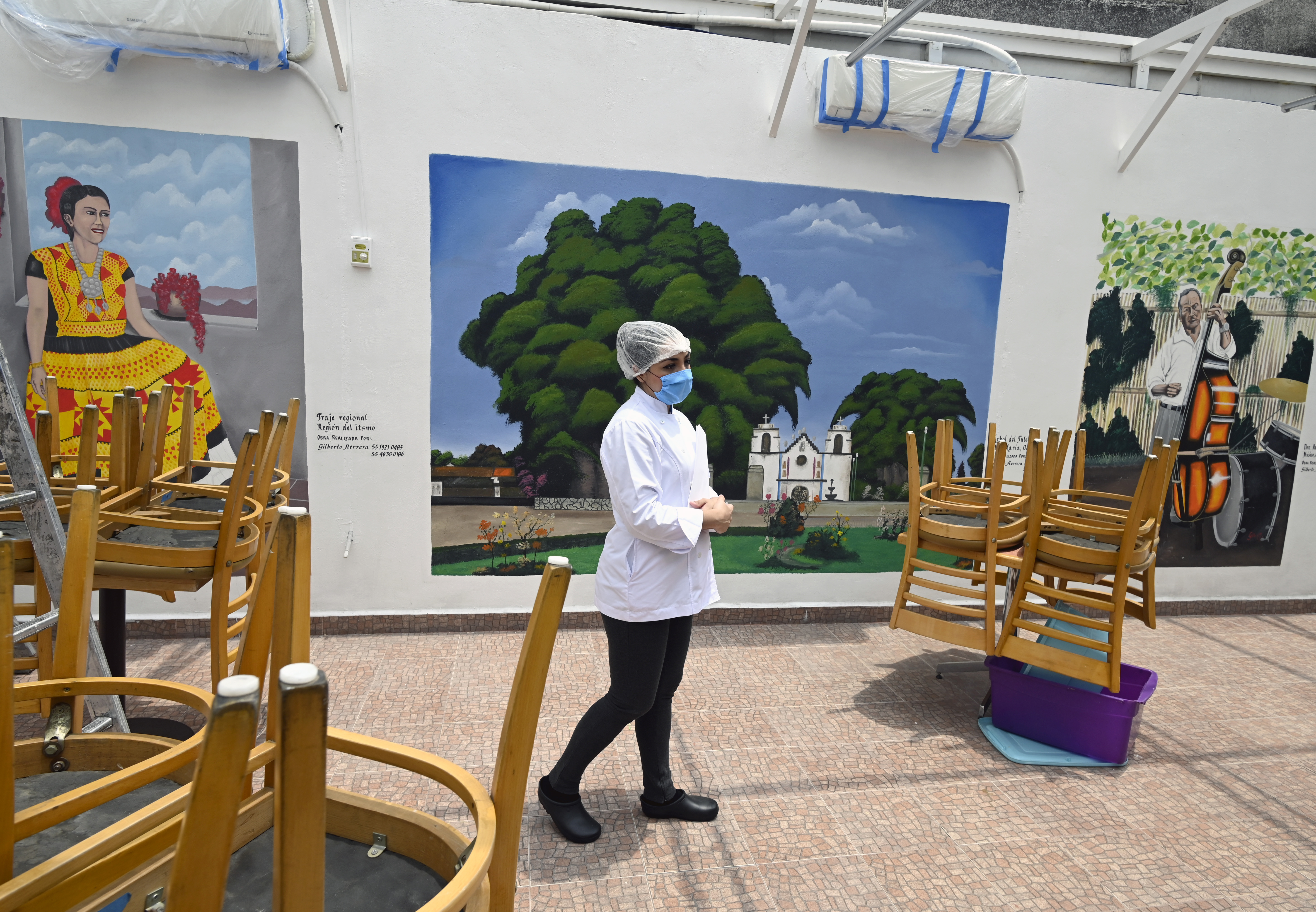 Un empleado de un restaurante camina entre las mesas en la Ciudad de México el 30 de junio de 2020 durante la pandemia de COVID-19. (Foto: ALFREDO ESTRELLA / AFP)