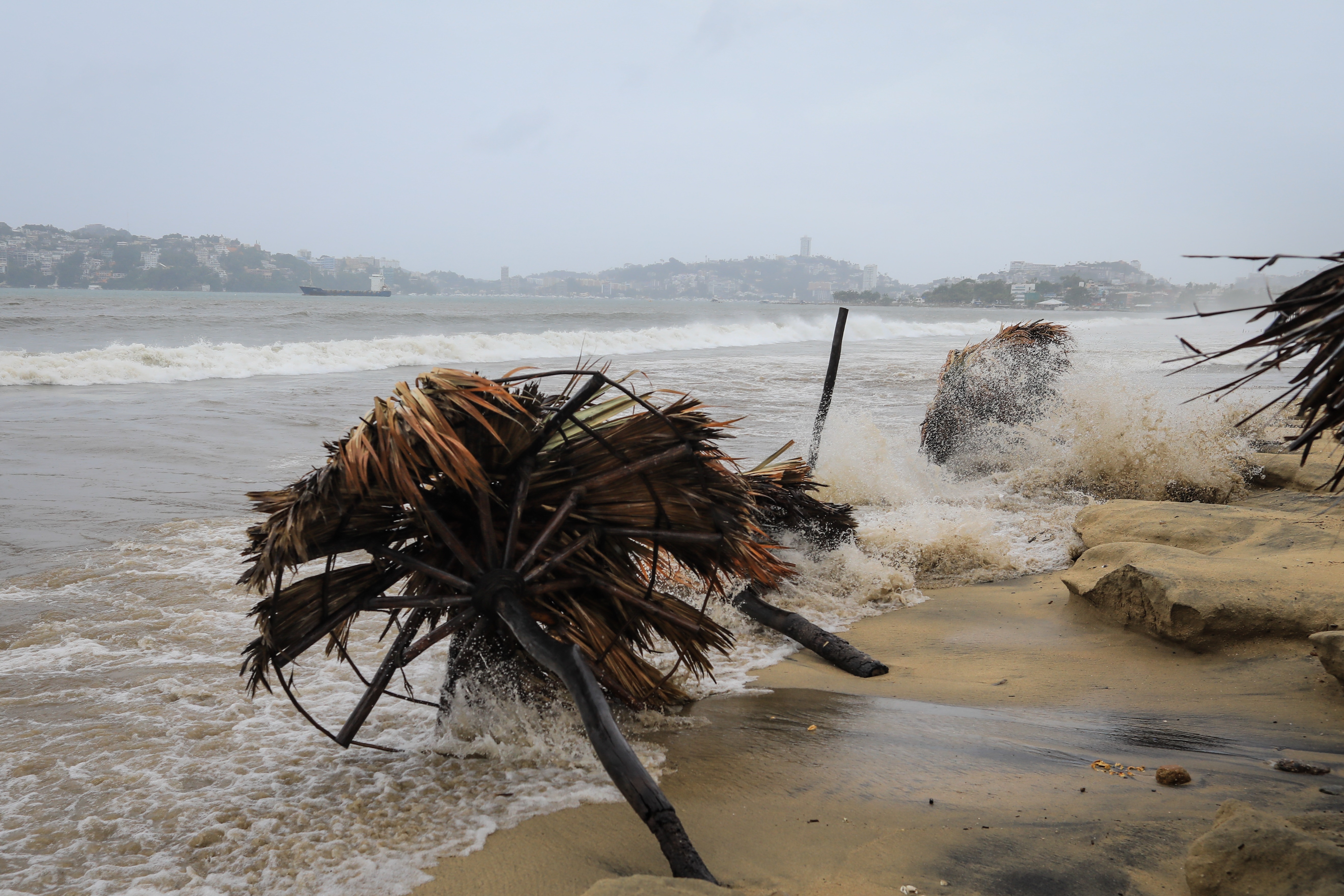 Fotografía de archivo donde se observa el fuerte oleaje en las playas de Acapulco, en el estado de Guerrero (México). EFE/ David Guzmán