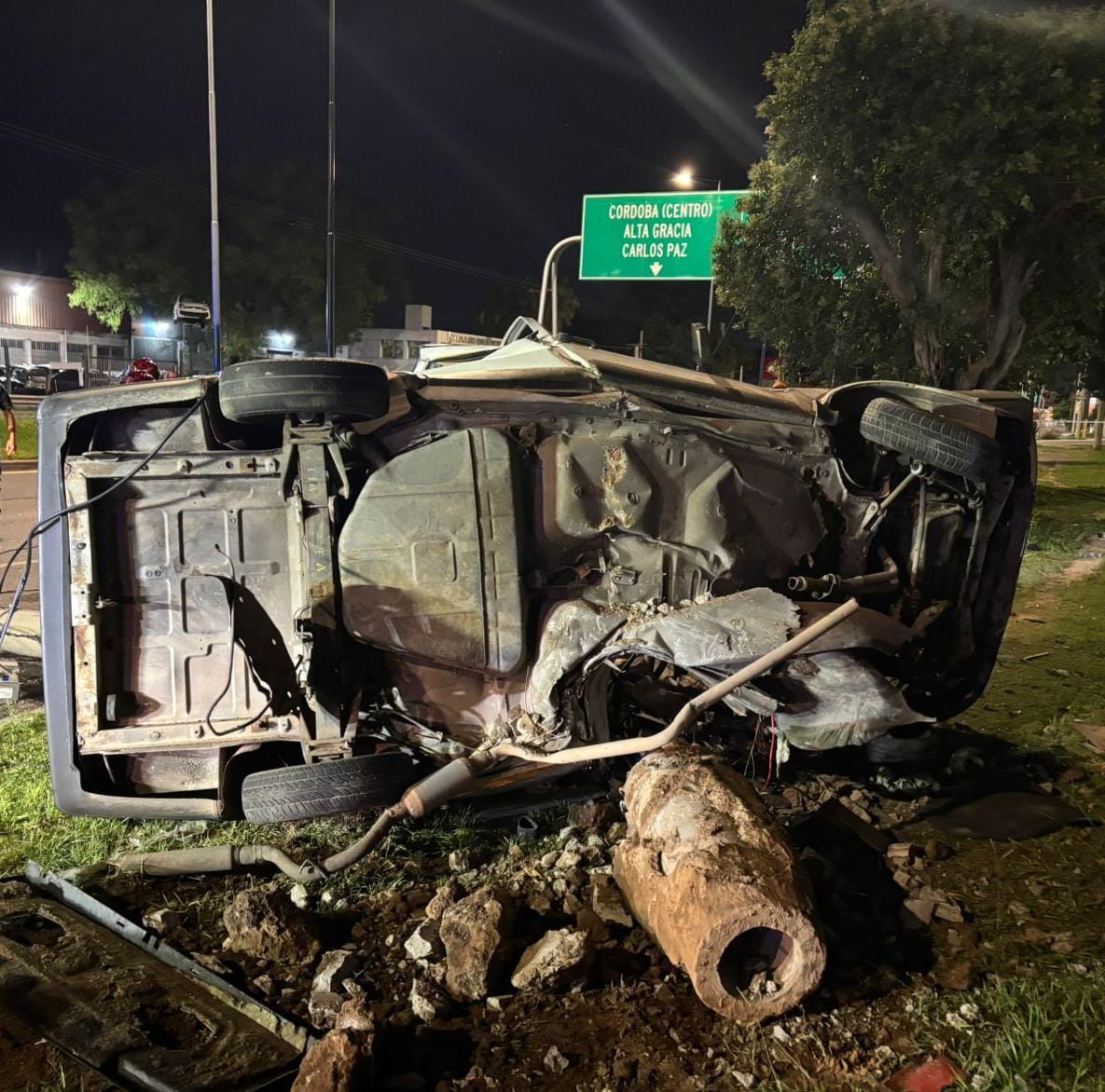 Un joven perdió el control del auto, volcó y murió en Córdoba: investigan si estaba corriendo picadas