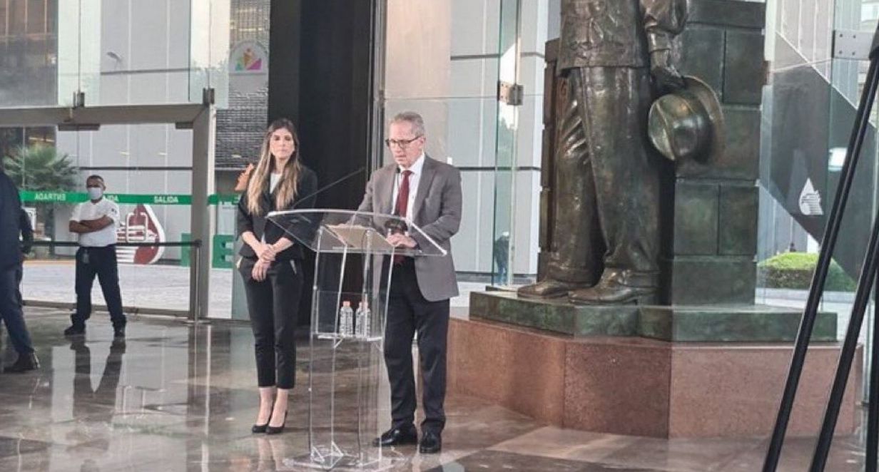 El presidente en México de la compañía ofreció una conferencia de prensa para aclarar los hechos (Foto: Twitter/@asiesguzman)