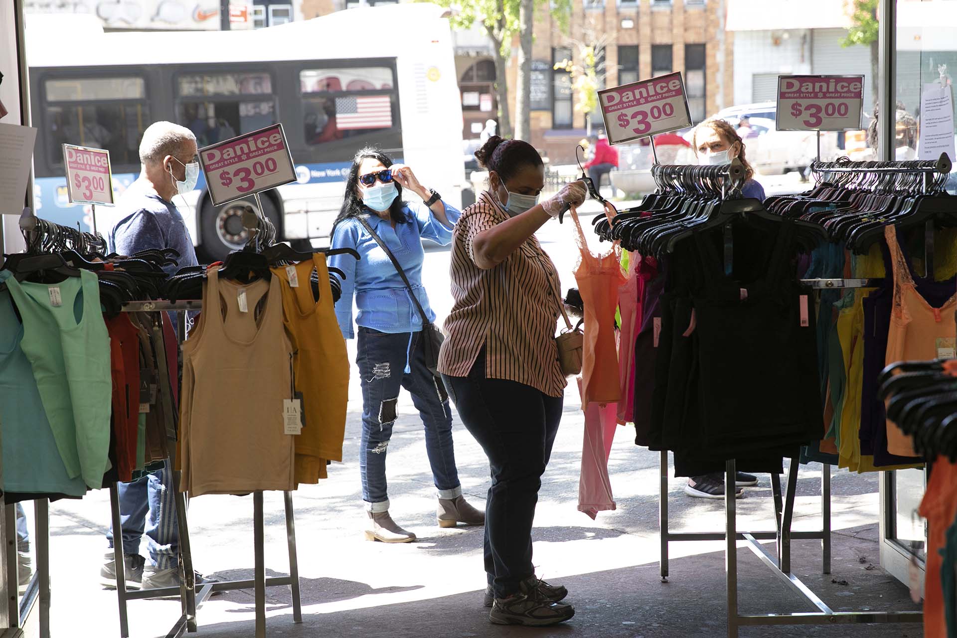 Los clientes buscan una prenda en la tienda 