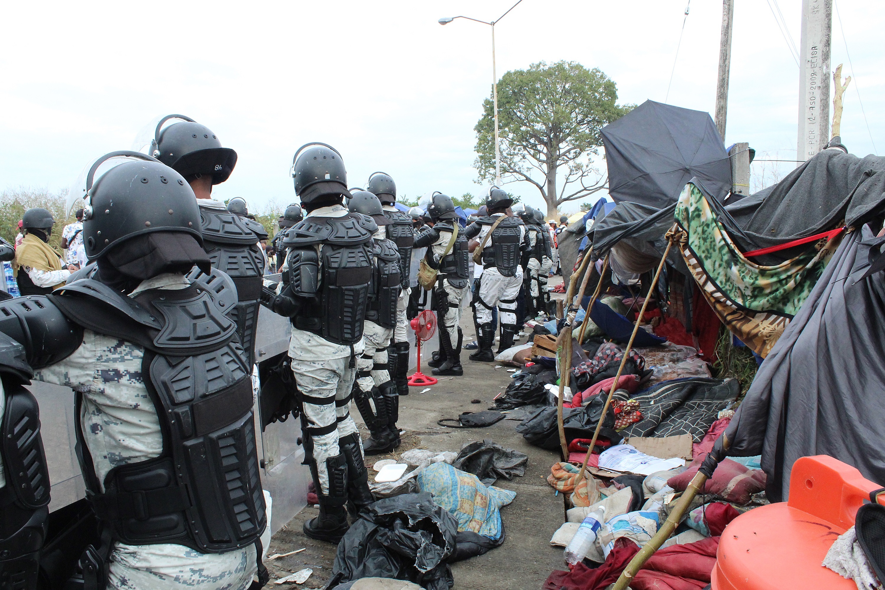 Desalojan a miles de haitianos de campamento en Chiapas