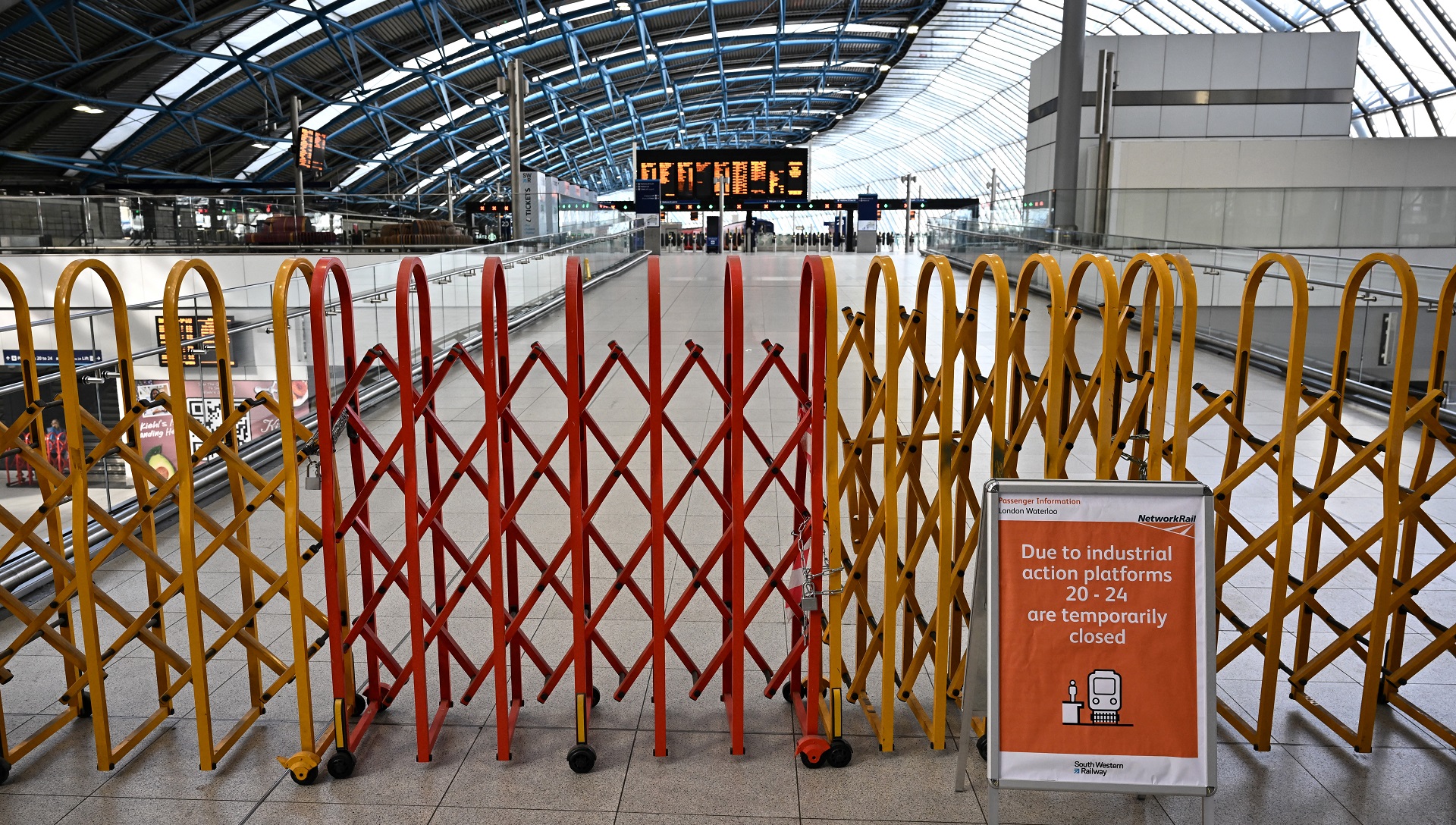 Paro de trenes en la estación Waterloo, en Londres (AFP)