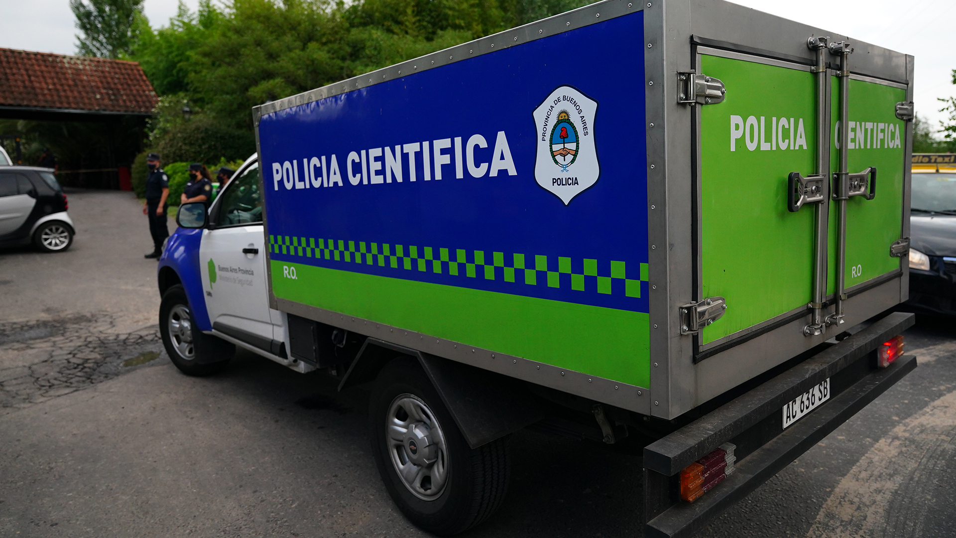 El móvil de Policía Científica que retiró el cuerpo de Diego Armando Maradona del country San Andrés (Franco Fafasuli)