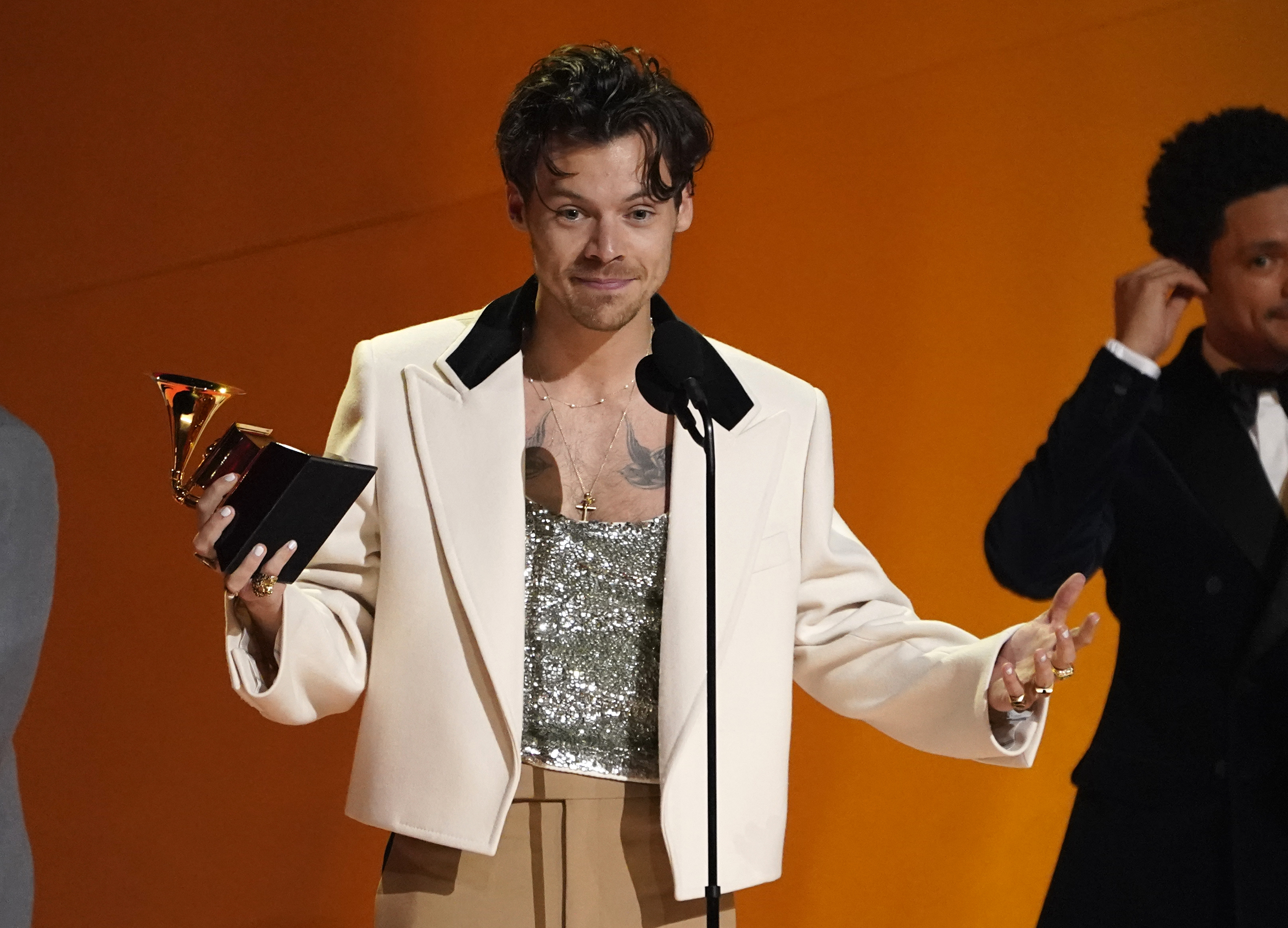 Harry Styles recibe el premio al álbum del año por "Harry's House" en la 65a entrega anual del Grammy el 5 de febrero de 2023, en Los Angeles. (Foto AP/Chris Pizzello)