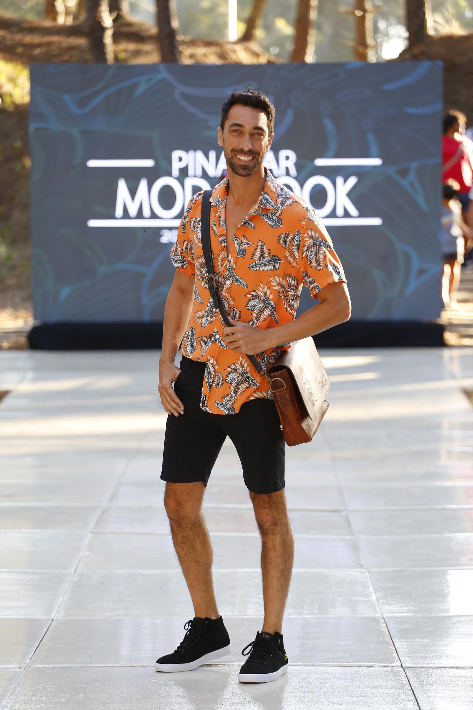 El modelo Tomas Fricher dijo presente en el Pinamar Moda Look en la pasada de Gotcha con accesorios Alta Collections y el calzado es de Raven Footwear