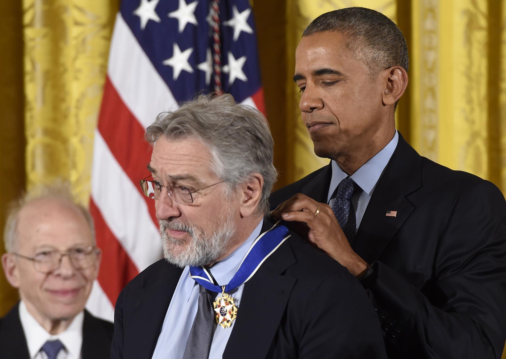 Robert de Niro recibió la Medalla de la Libertad a sus 73 años, en manos de Barack Obama (Foto: AFP)