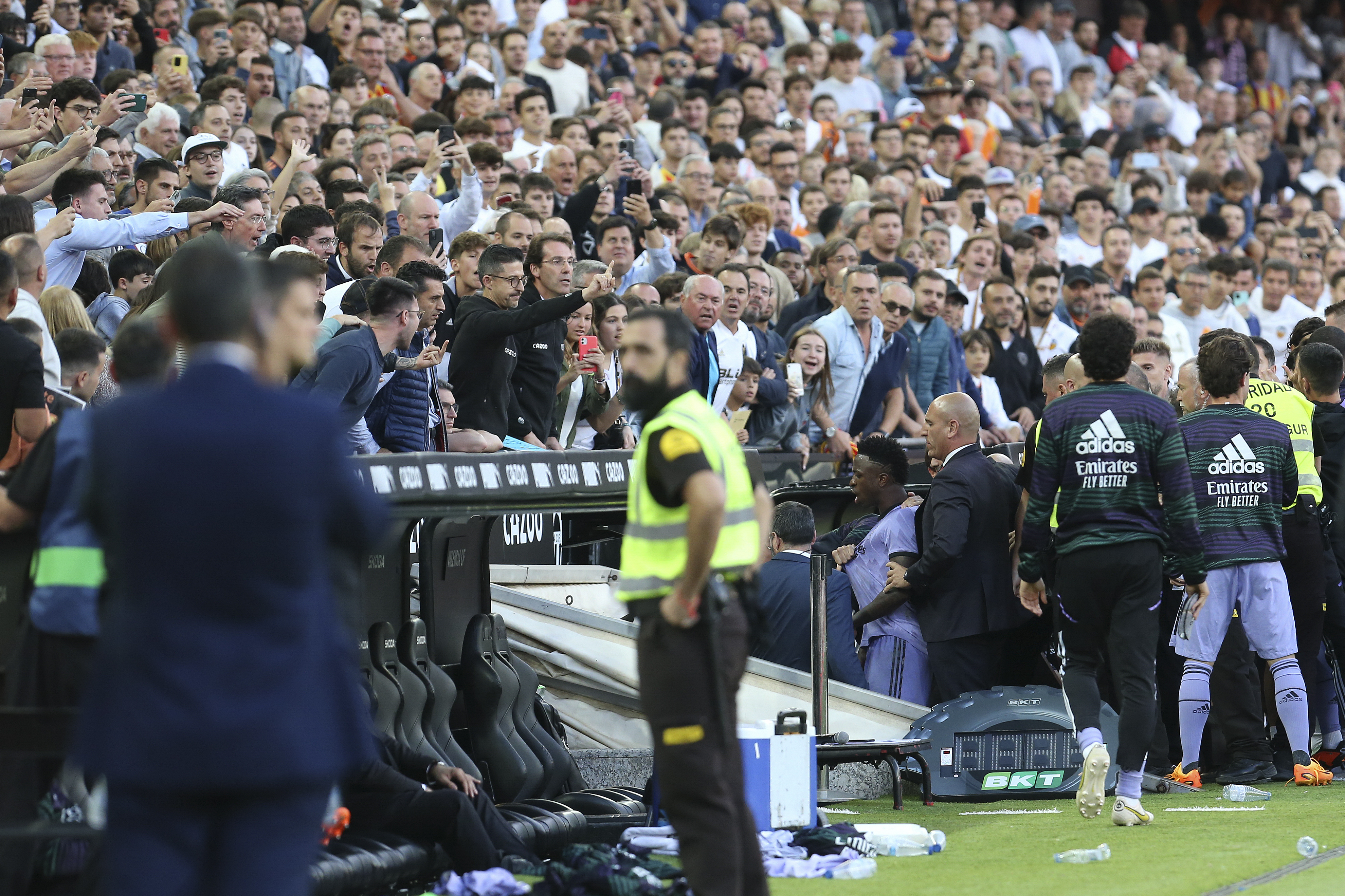 En esta imagen de archivo, el jugador del Real Madrid Vinicius Junior (centro) abandona el campo tras su expulsión en un partido de Liga frente al Valencia, en el estadio de Mestalla, en Valencia, el 21 de mayo de 2023. (AP Foto/Alberto Saiz, archivo)