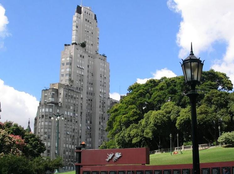 El histórico edificio Kavanagh frente a la Plaza San Martín