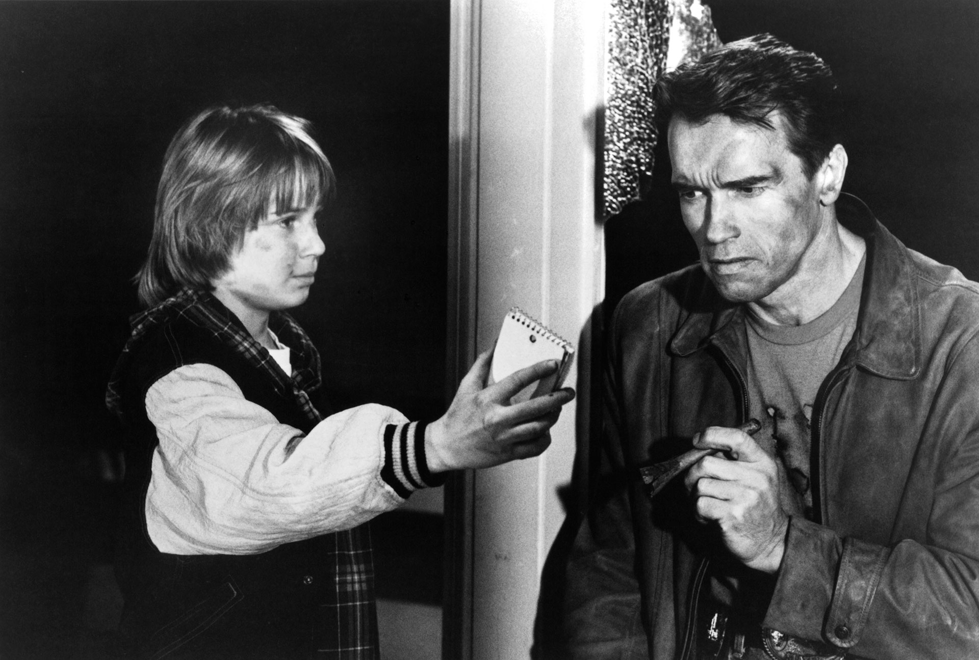 Arnold Schwarzenegger en una escena de El último gran héroe, junto al coprotagonista, Austin Taylor O'Brien (Getty Images)