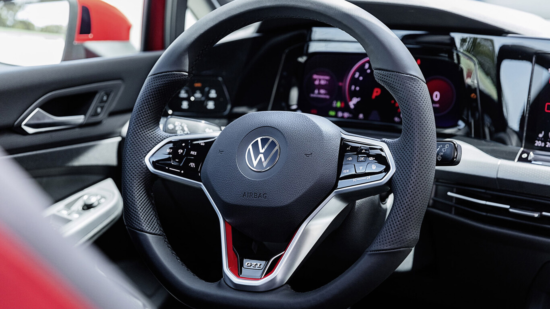 Steering wheels with capacitive buttons did not achieve the sensitivity that users expected and will be removed from new models