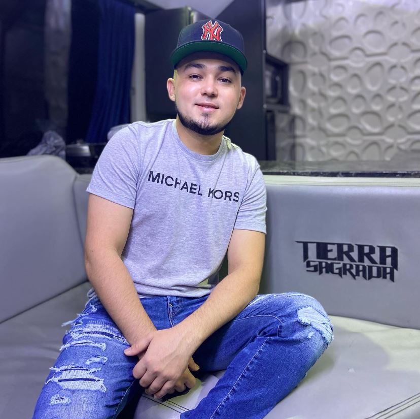 Jhobanny decidió retirarse de los grandes escenarios para dedicarse a su público local (Instagram/@jhobannyfloresoficial)