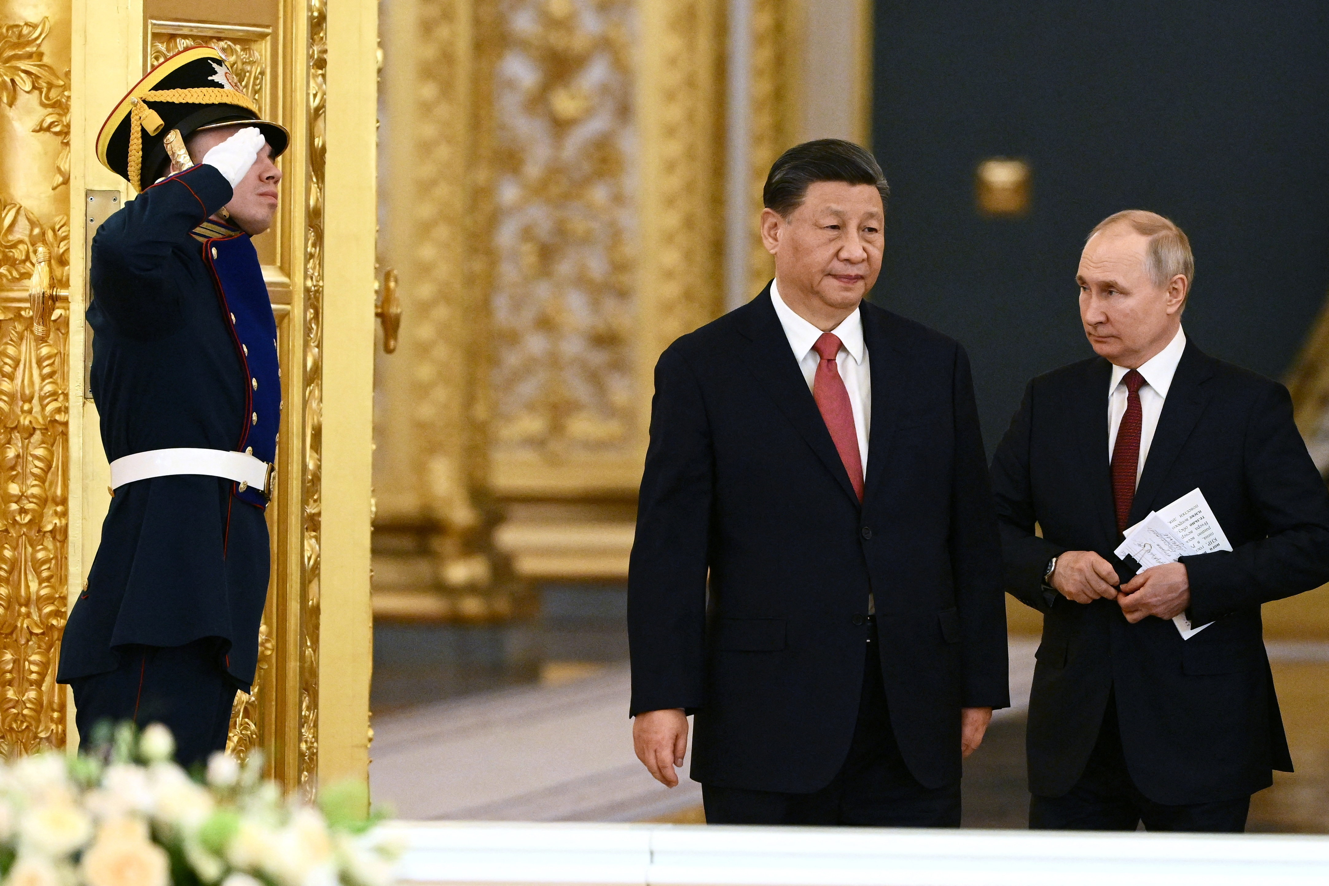 El líder chino, Xi Jinping, llega al Kremlin, para iniciar la ronda de conversaciones con su par ruso, Vladimir Putin. No llegaron a un acuerdo final para iniciar las obras de un segundo gasoducto desde Siberia a China. (Sputnik/Alexei Maishev/Kremlin via REUTERS).