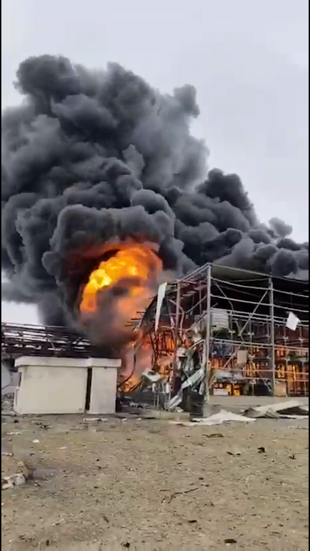 Un misil iran&iacute; provoc&oacute; un incendio en una zona industrial del sur de Israel: intentan contener la fuga de materiales peligrosos  