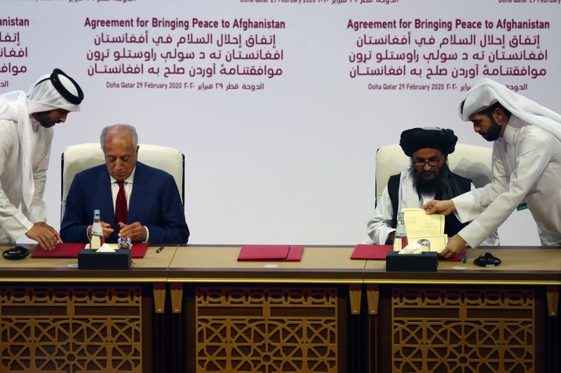 Zalmay Khalilzad, enviado de Estados Unidos para la paz en Afganistán,  firma un acuerdo con el líder de la delegación de Talibán Abdul Ghani Baradar en Qatar