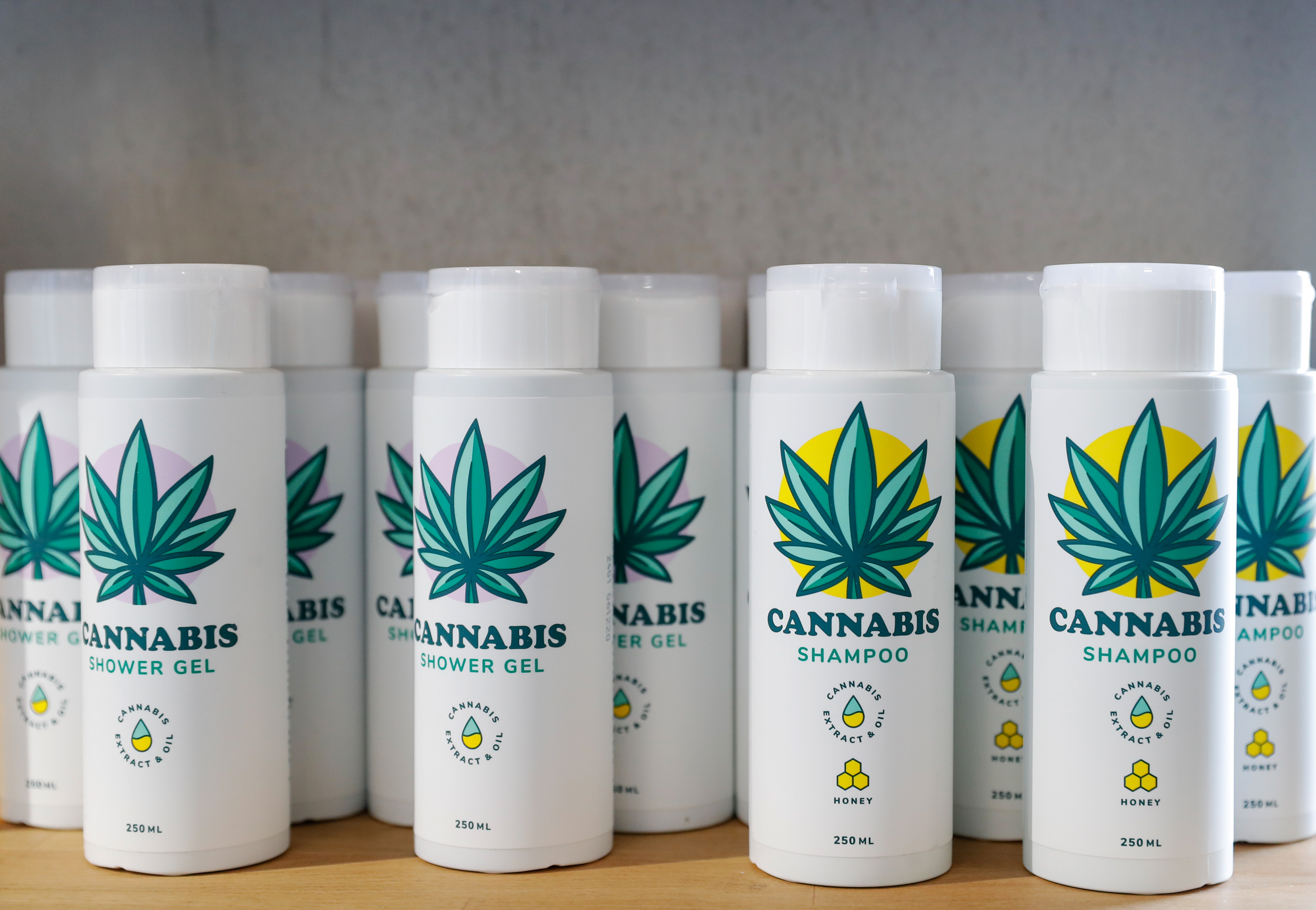 Con la planta de cannabis se pueden producir cosméticos, productos para el baño, como shampoo o geles, entre otros (REUTERS)