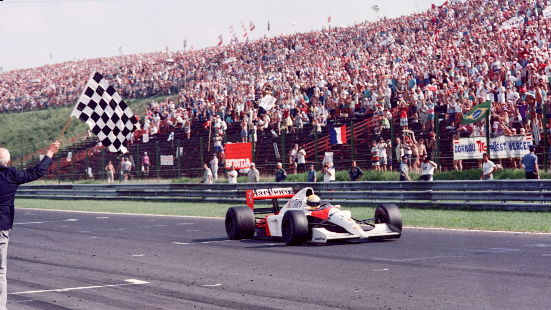 Honda no lograba un título como motorista desde la tercera conquista  Ayrton Senna en 1991, en la época dorada de la combinación McLaren-Honda. La imagen es del triunfo del brasileño en Hungría (Photo by Jean-Loup GAUTREAU / AFP)