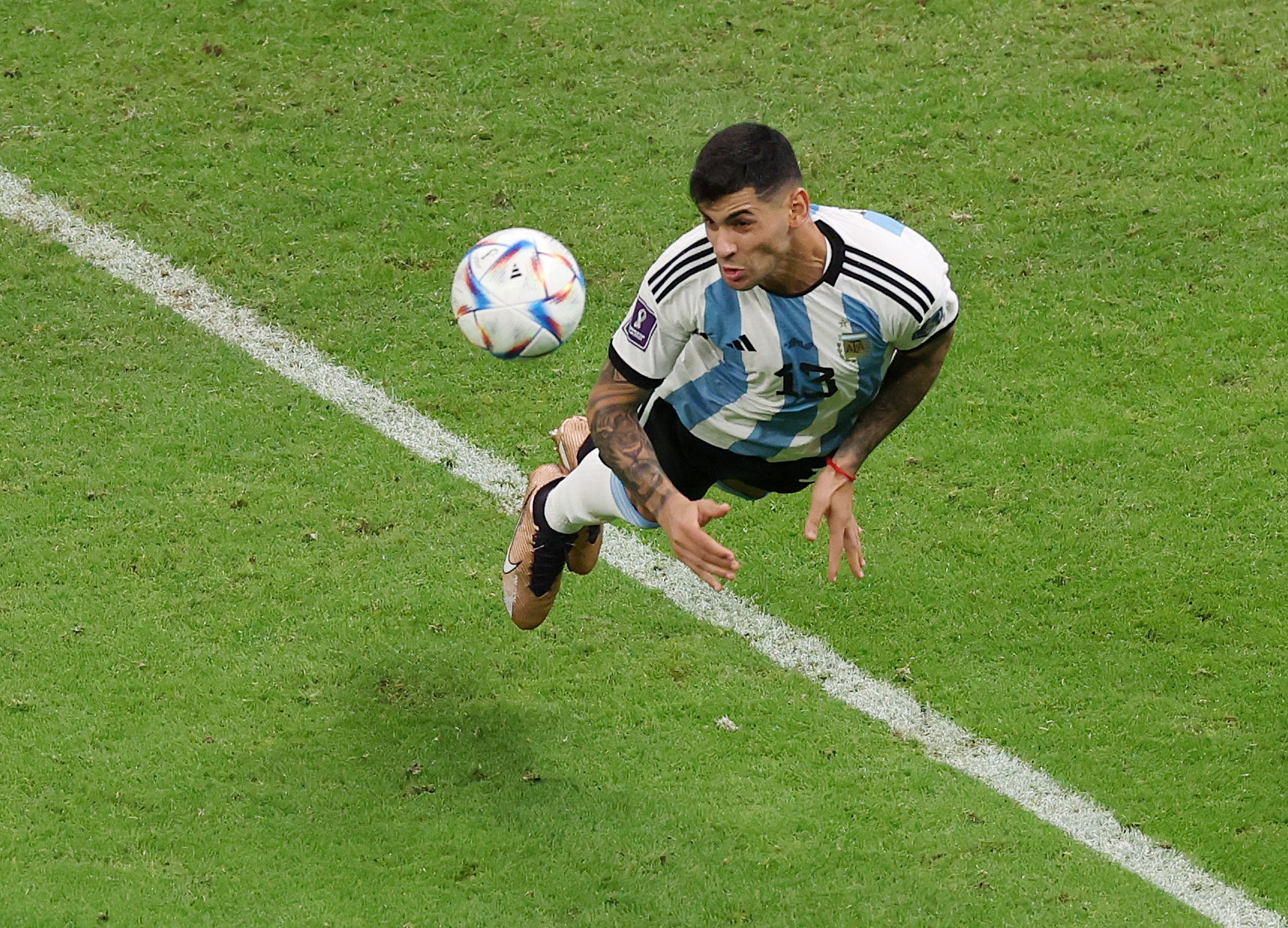 Cuti Romero vuelve al primer equipo para marcar a Lewandowski (REUTERS/Molly Darlington)